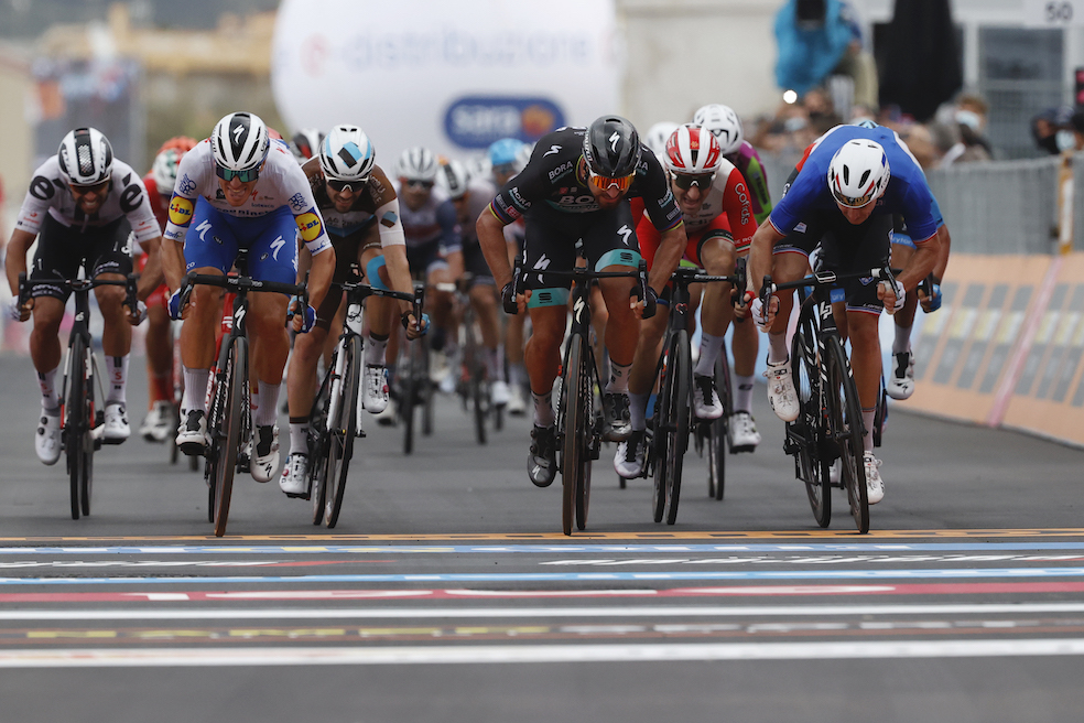 Con llegada de ‘foto finish’, Arnaud Démare ganó la cuarta etapa del Giro de Italia 2020