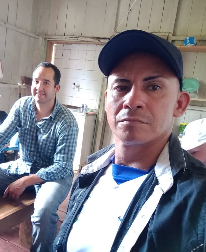 A la izquierda, Juan Eduardo Hernández, director de Concepto Carbono y coordinador de la Comunidad Redd+, con João Braz, del Consejo de los Pueblos Indígenas de Jutaí, durante su visita a la región en septiembre de este año. Archivo personal/João Braz (Copiju).