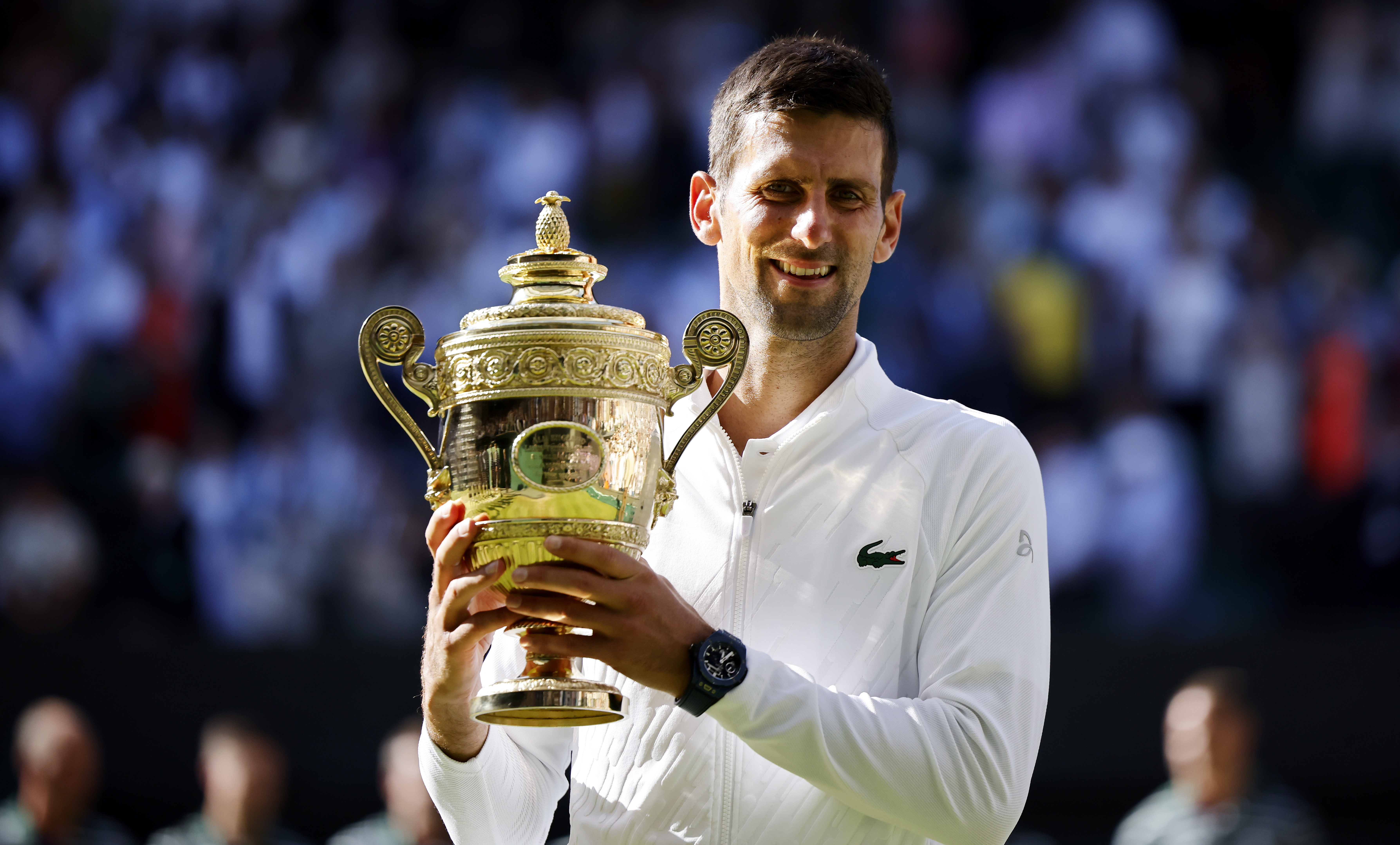 Wimbledon (United Kingdom), 10/07/2022.- Novak Djokovic of Serbia poses with the trophy after winning the men's final match against Nick Kyrgios of Australia at the Wimbledon Championships, in Wimbledon, Britain, 10 July 2022. (Tenis, Reino Unido) EFE/EPA/TOLGA AKMEN EDITORIAL USE ONLY