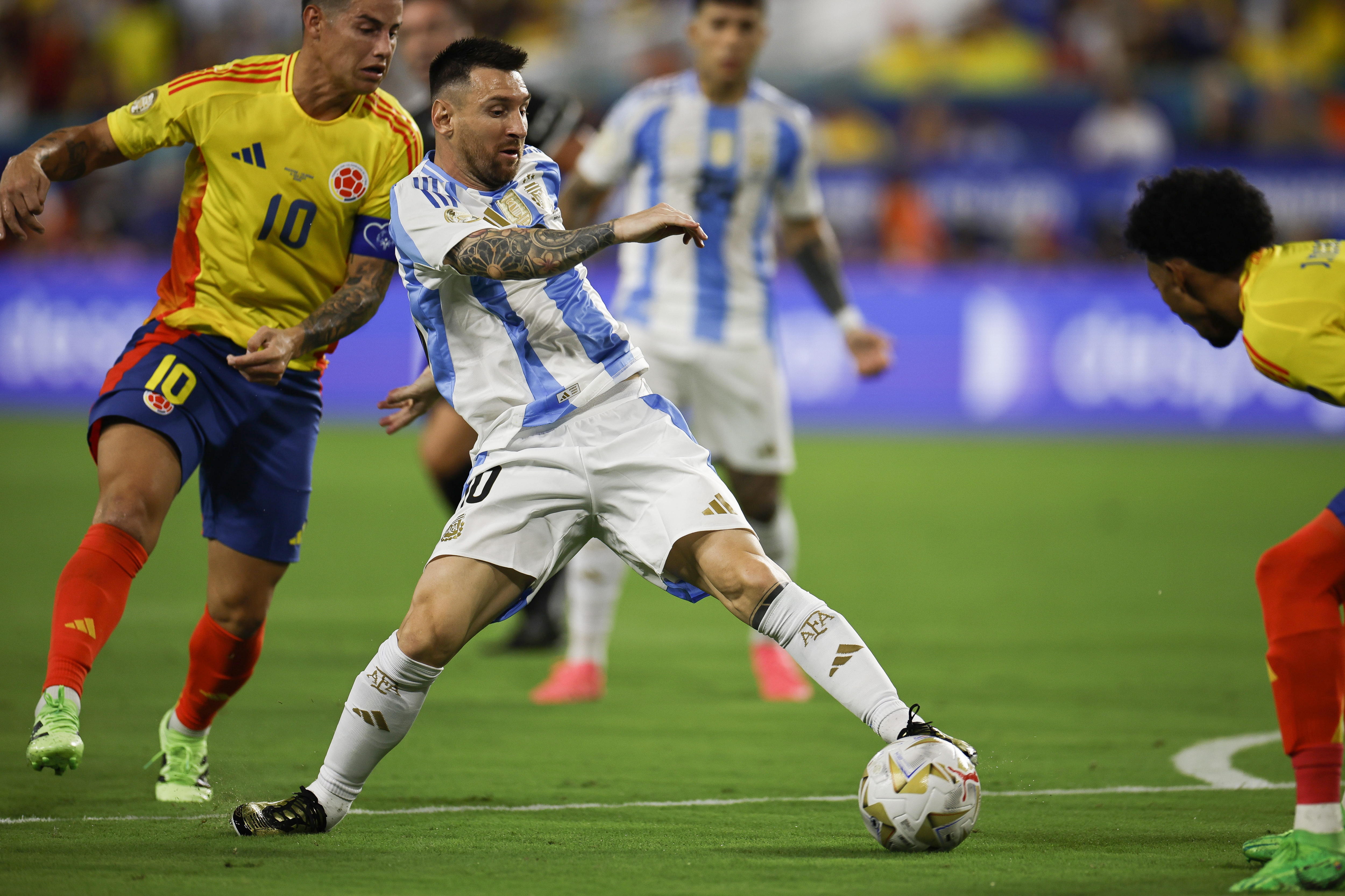 Miami Gardens (United States), 15/07/2024.- Lionel Messi of Argentina (C) in action against Colombia's James Rodriguez during the CONMEBOL Copa America 2024 fnal in Miami Gardens, Florida, USA, 14 July 2024. EFE/EPA/CJ GUNTHER