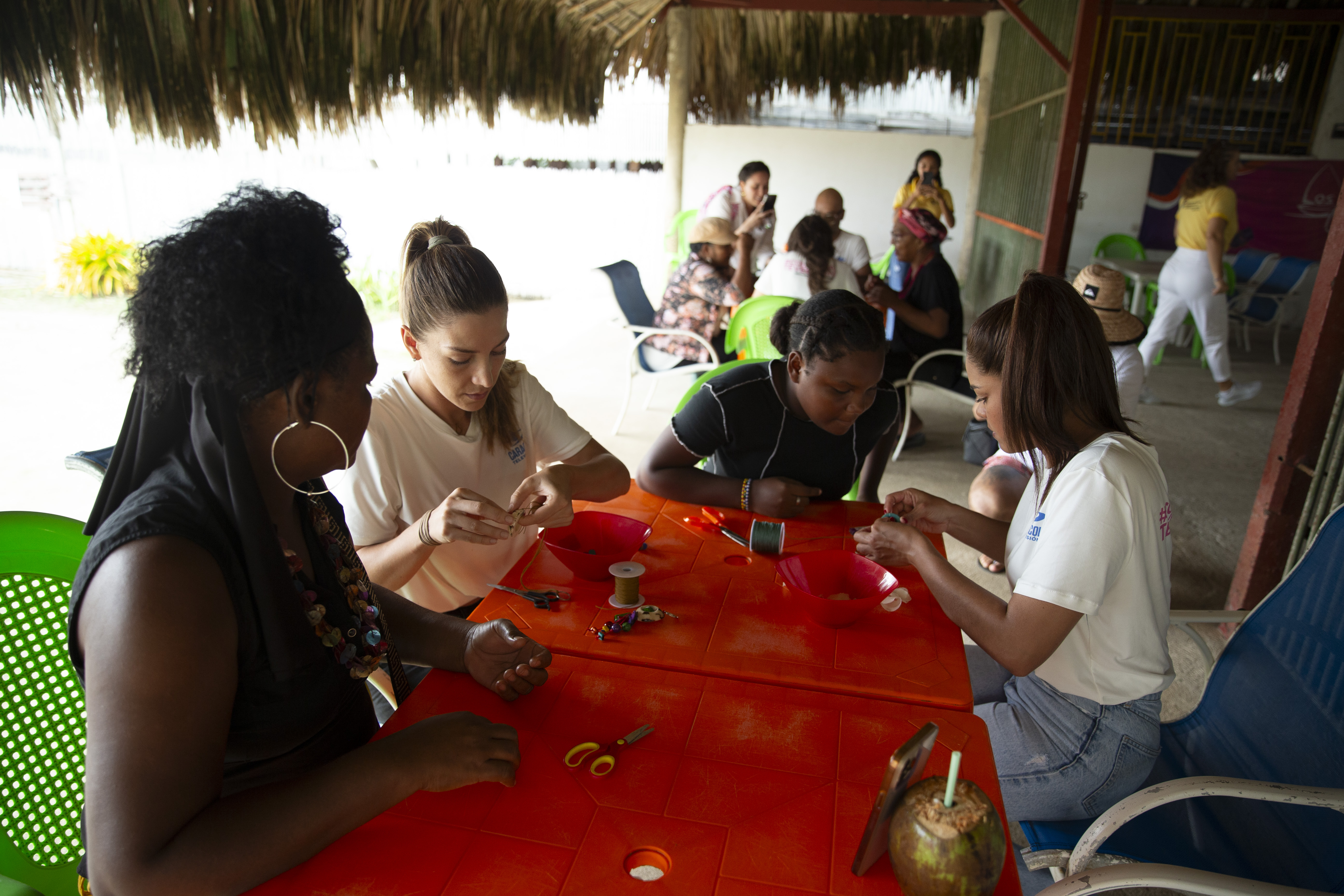 Grupo de mujeres Damantes taller de collares