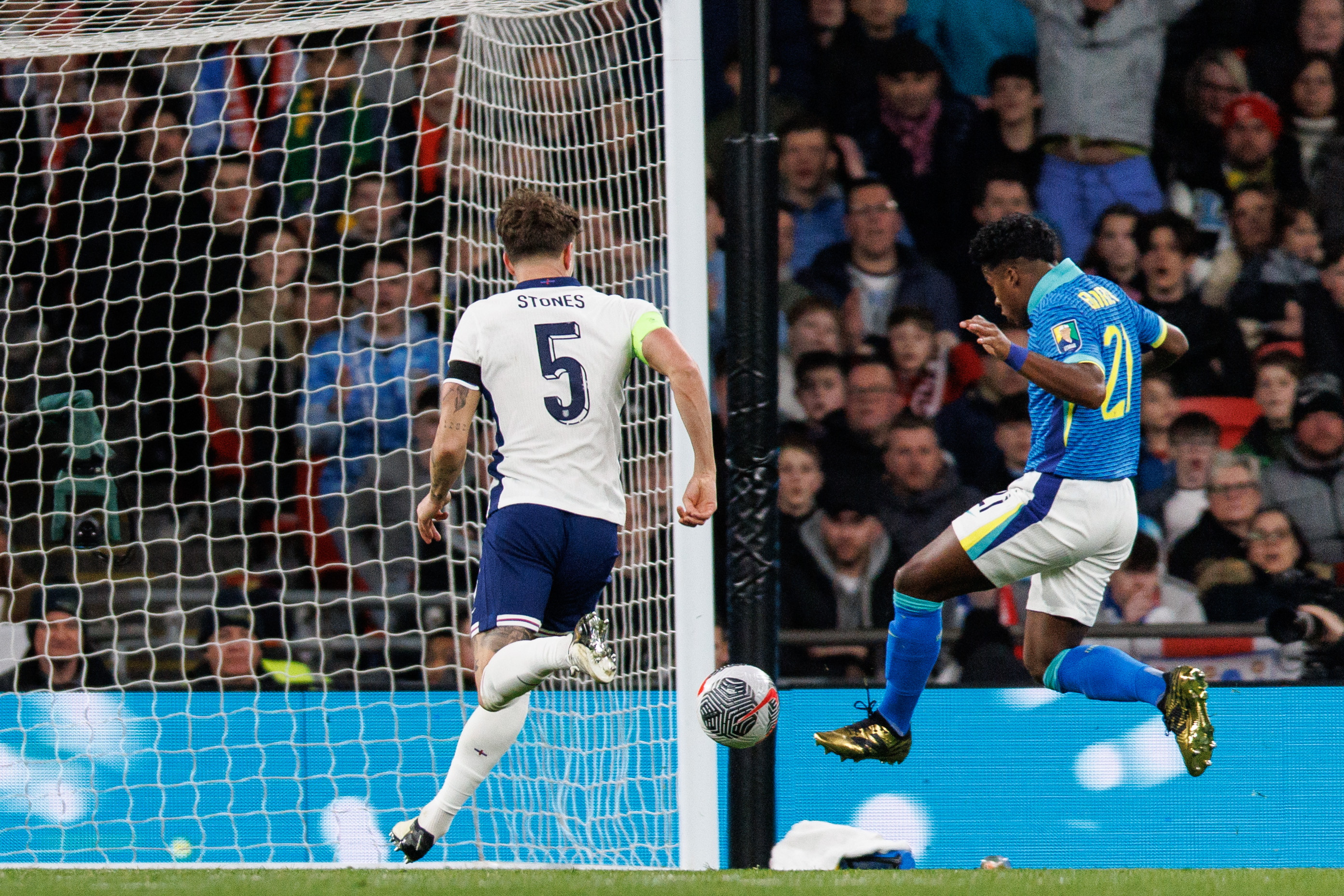 London (United Kingdom), 23/03/2024.- Endrick of Brazil scores the 0-1 goal during the friendly international soccer match between England and Brazil in London, Britain, 23 March 2024. (Futbol, Amistoso, Brasil, Reino Unido, Londres) EFE/EPA/TOLGA AKMEN