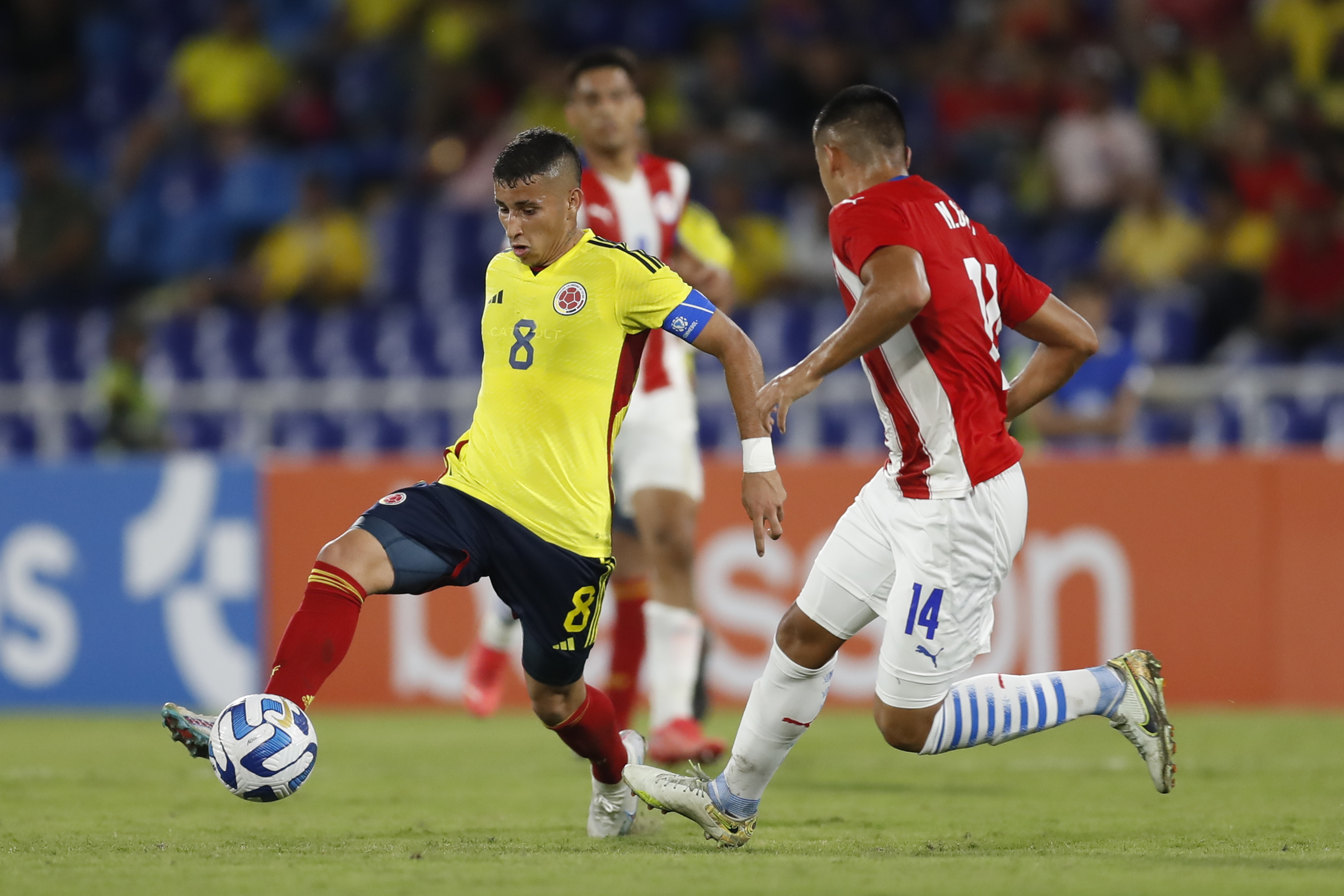 AMDEP240. CALI (COLOMBIA), 19/01/2023.- Gustavo Puerta (i) de Colombia disputa un balón con Nelson Gauto de Paraguay hoy, en un partido de la fase de grupos del Campeonato Sudamericano Sub'20 entre las seleccione de Colombia y Paraguay en el estadio Pascual Guerrero en Cali (Colombia). EFE/ Ernesto Guzmán Jr.