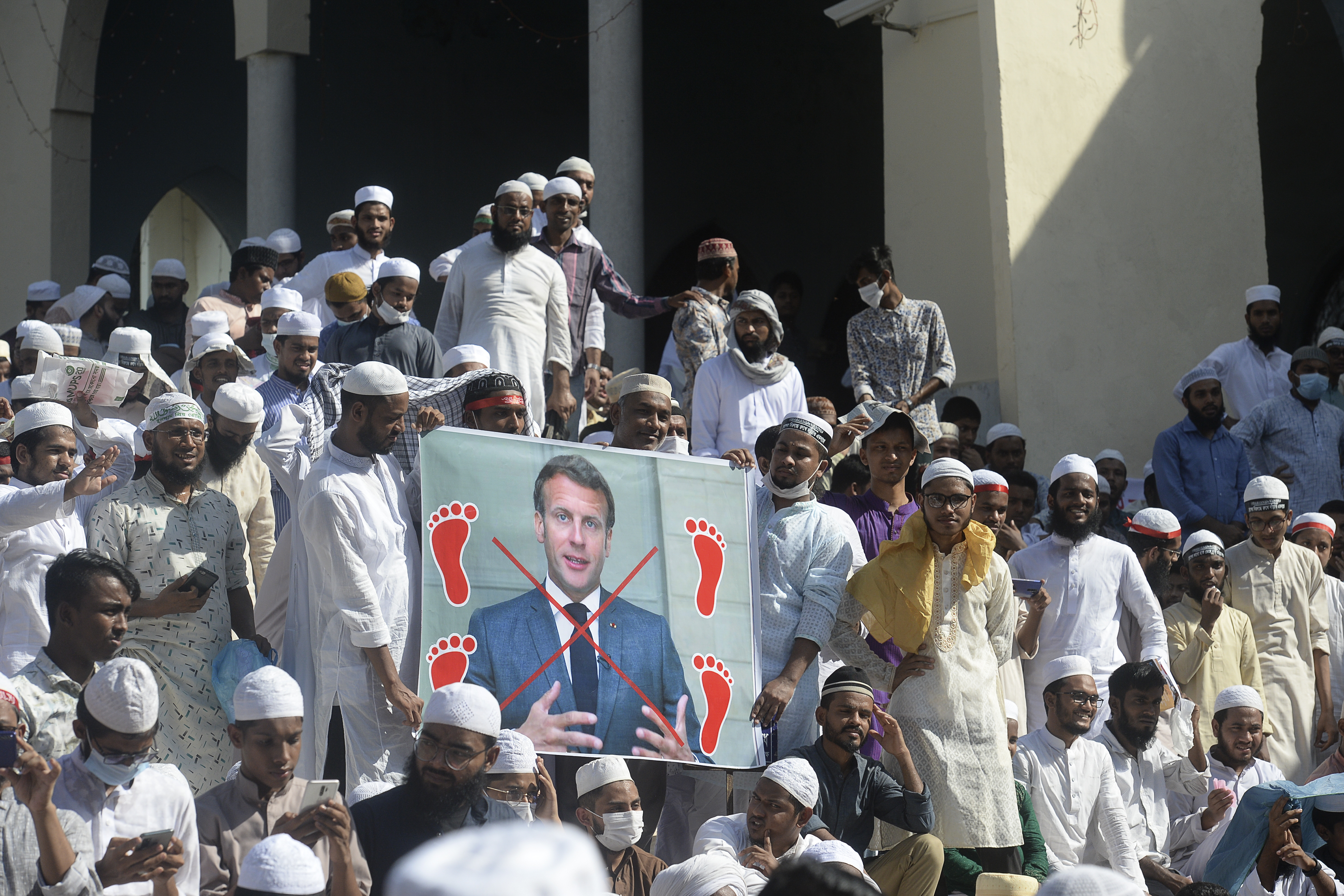 Manifestantes de un partido político islamista sostienen pancartas y gritan consignas durante una manifestación que pide el boicot de los productos franceses y denuncian al presidente francés Emmanuel Macron por sus comentarios sobre las caricaturas del profeta Mahoma,