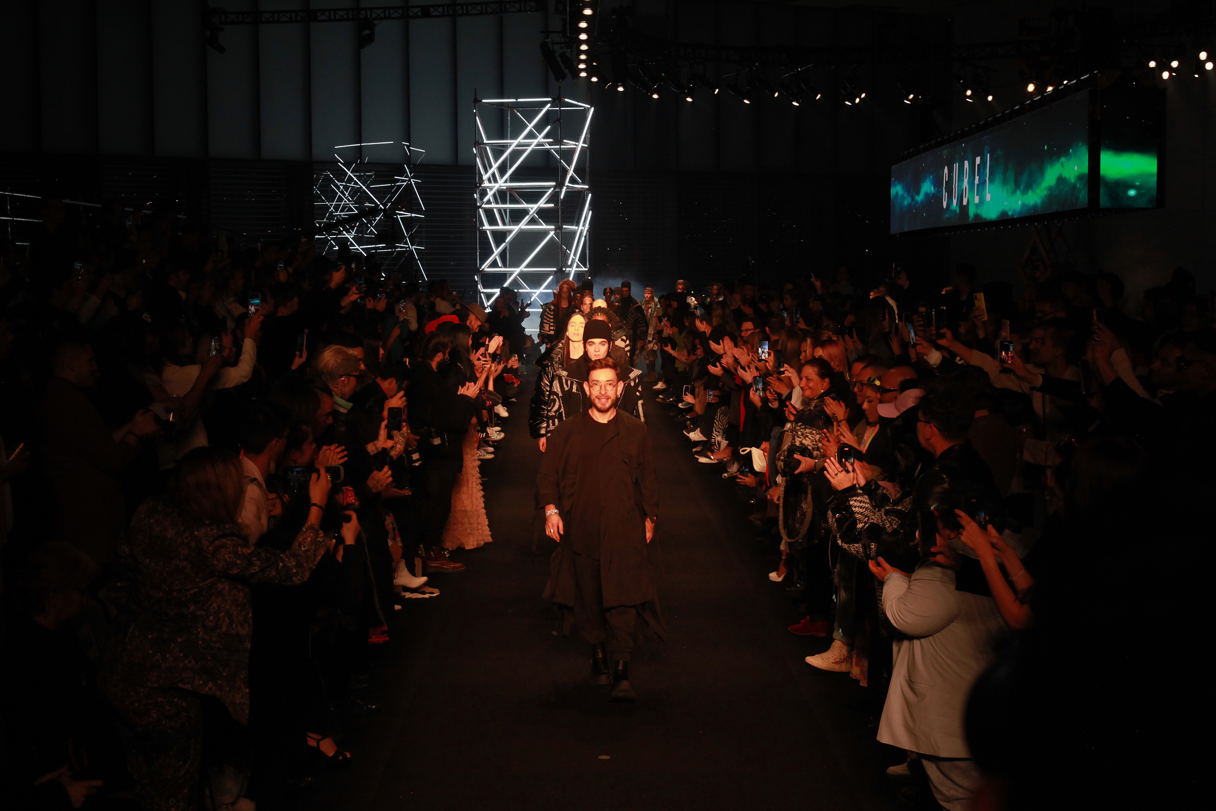 la apertura del Bogota Fashion Week inicio en bogota en el centro de convenciones Agora Bogota este 19 de mayo con tres desfiles y la presencia de la reconocido diseñador cubel palkalaw.