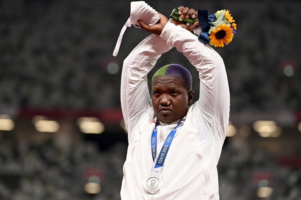 Raven Saunders, subcampeona en el lanzamiento de bala, protagonizó una de las imágenes más impresionantes de las justas cuando, en pleno podio, alzó sus brazos y los puso en forma de X, en una forma de protesta en favor de los oprimidos.