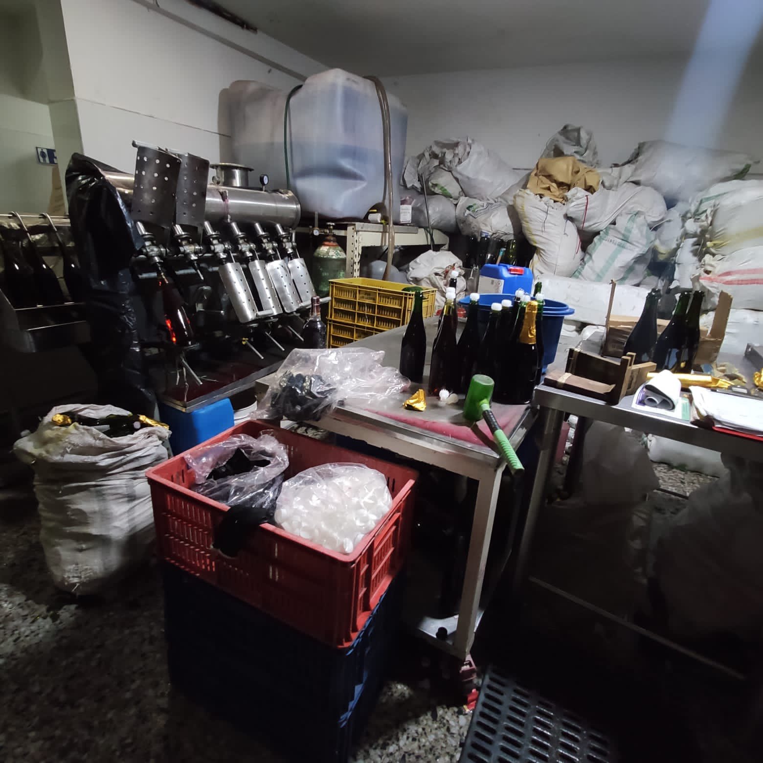 Incautan 4.584 botellas de licor adulterado en fábrica artesanal en el sur de Bogotá