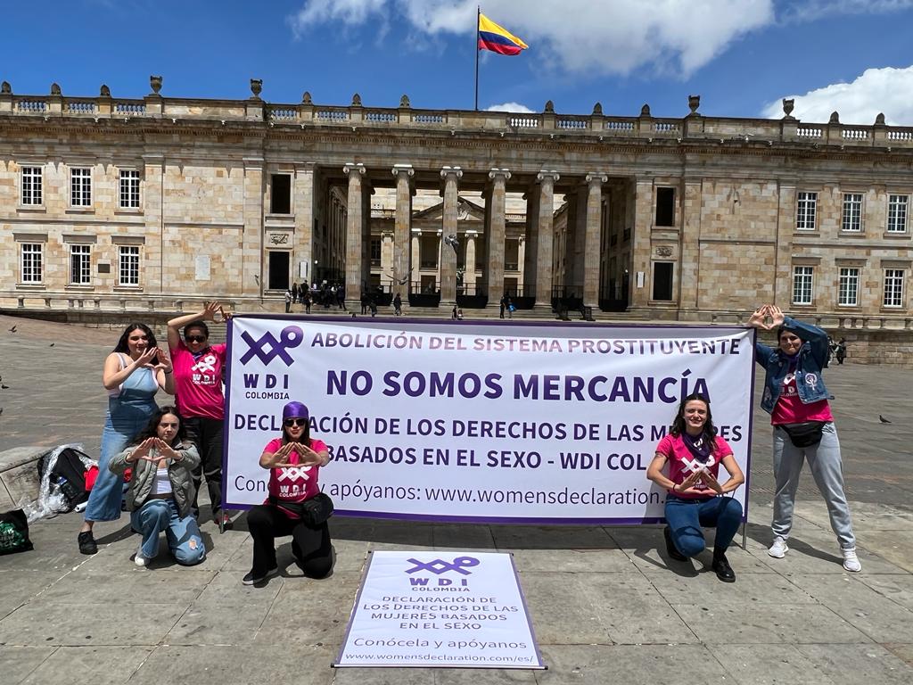 La Corporación Mujer Denuncia y Muévete, mediante un enfoque feminista, abolicionista y de derechos humanos, pretende brindarle un trato digno a las víctimas de violencia de género.