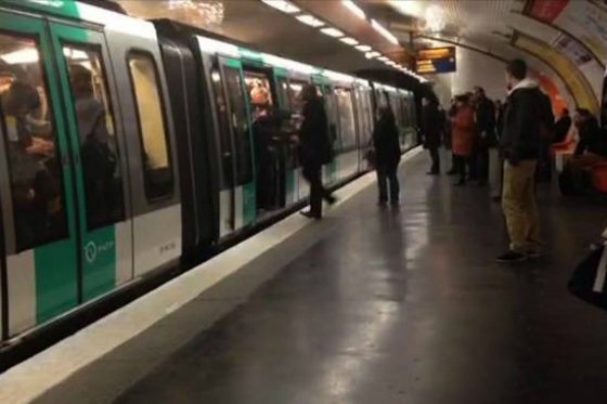 Hincha del Chelsea se disculpa por incidente en París y niega racismo