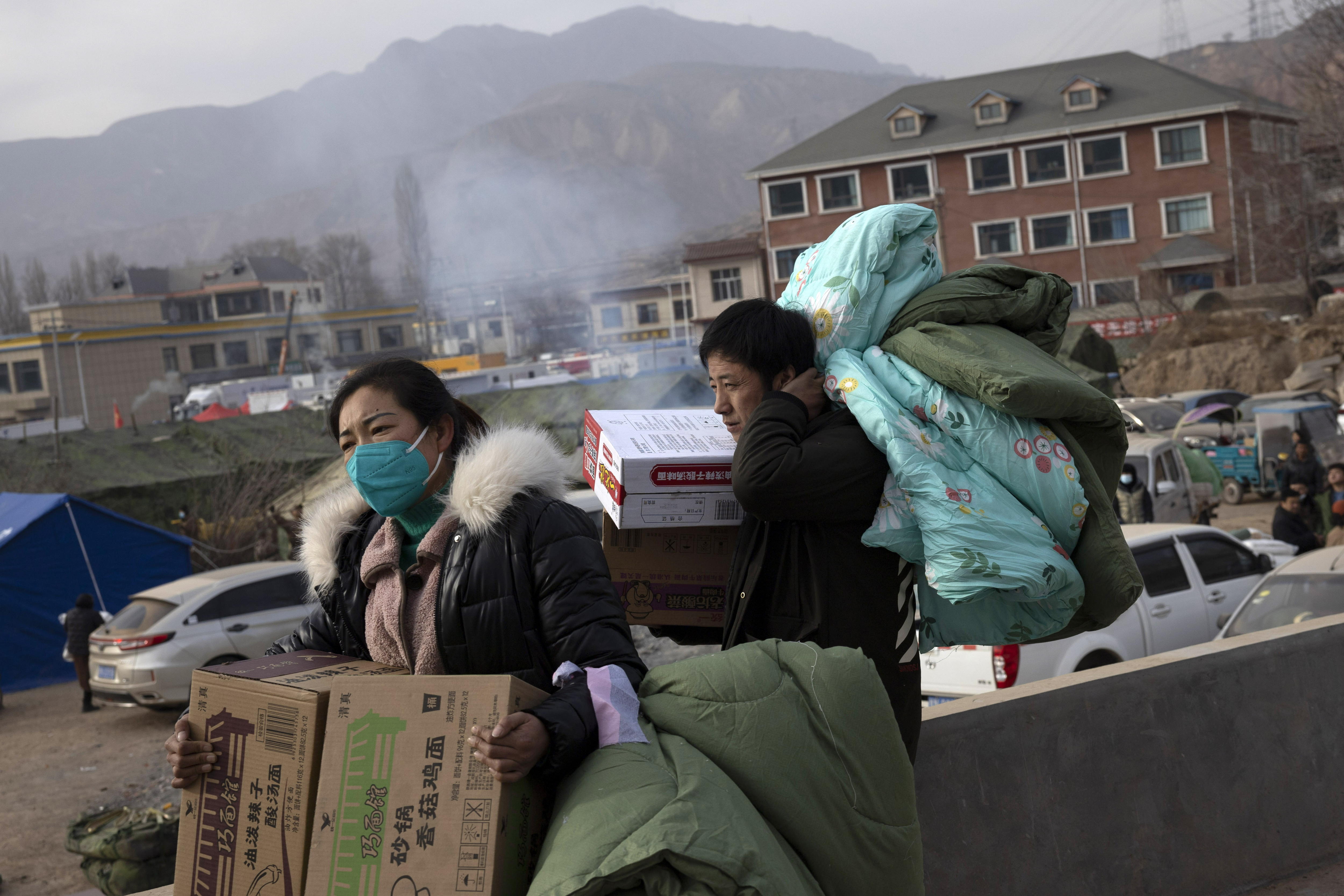 Sobrevivientes del terremoto en China se enfrentan a una ola de frío en el país