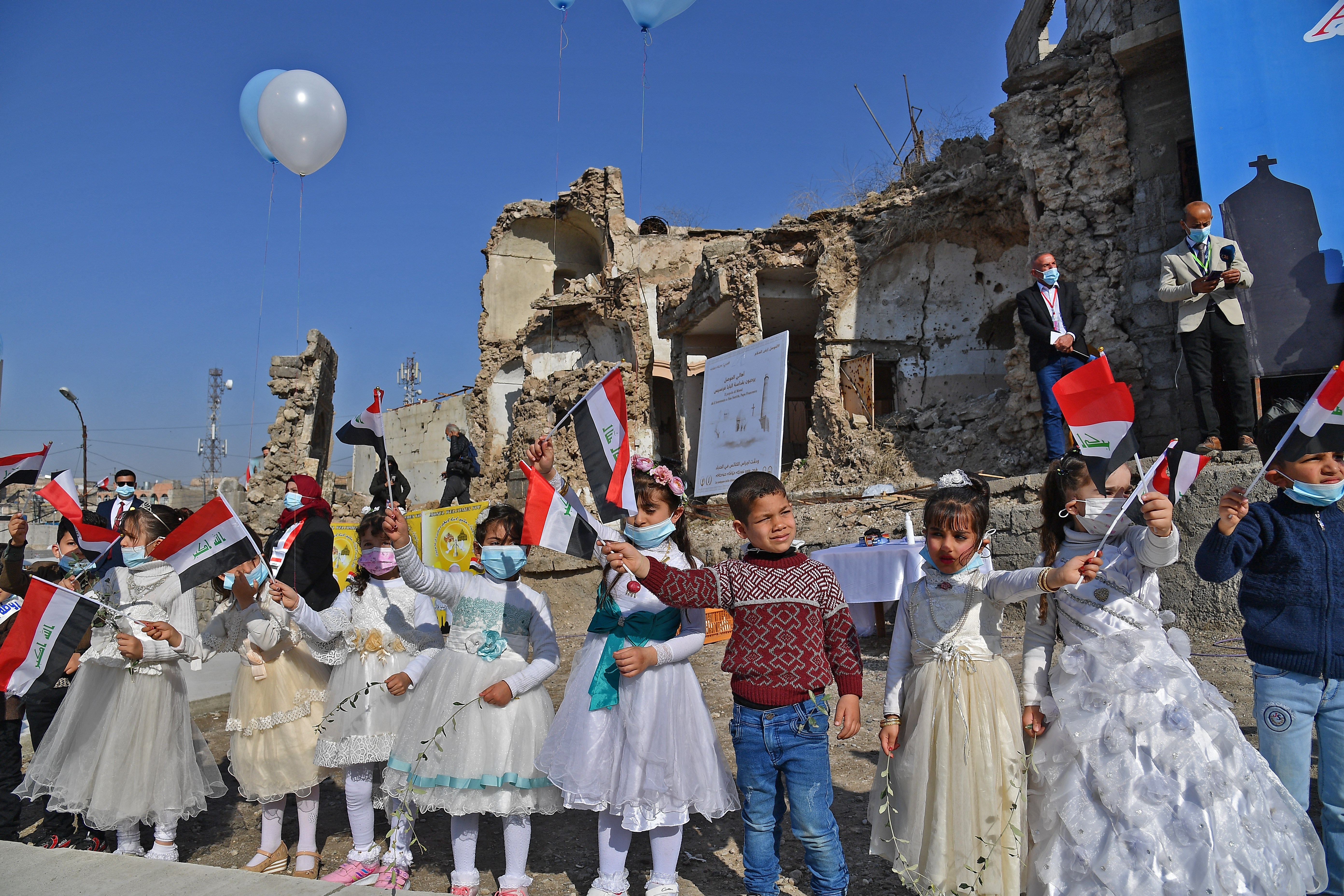 En la devastada Mosul, rodeado de escombros y ante las cuatro iglesias cristianas destrozadas de la plaza Hosh al Bieaa, donde una vez jugaban los niños cristianos y musulmanes, Francisco rezó por las víctimas de todas las guerras en su tercer día de visita al país árabe.