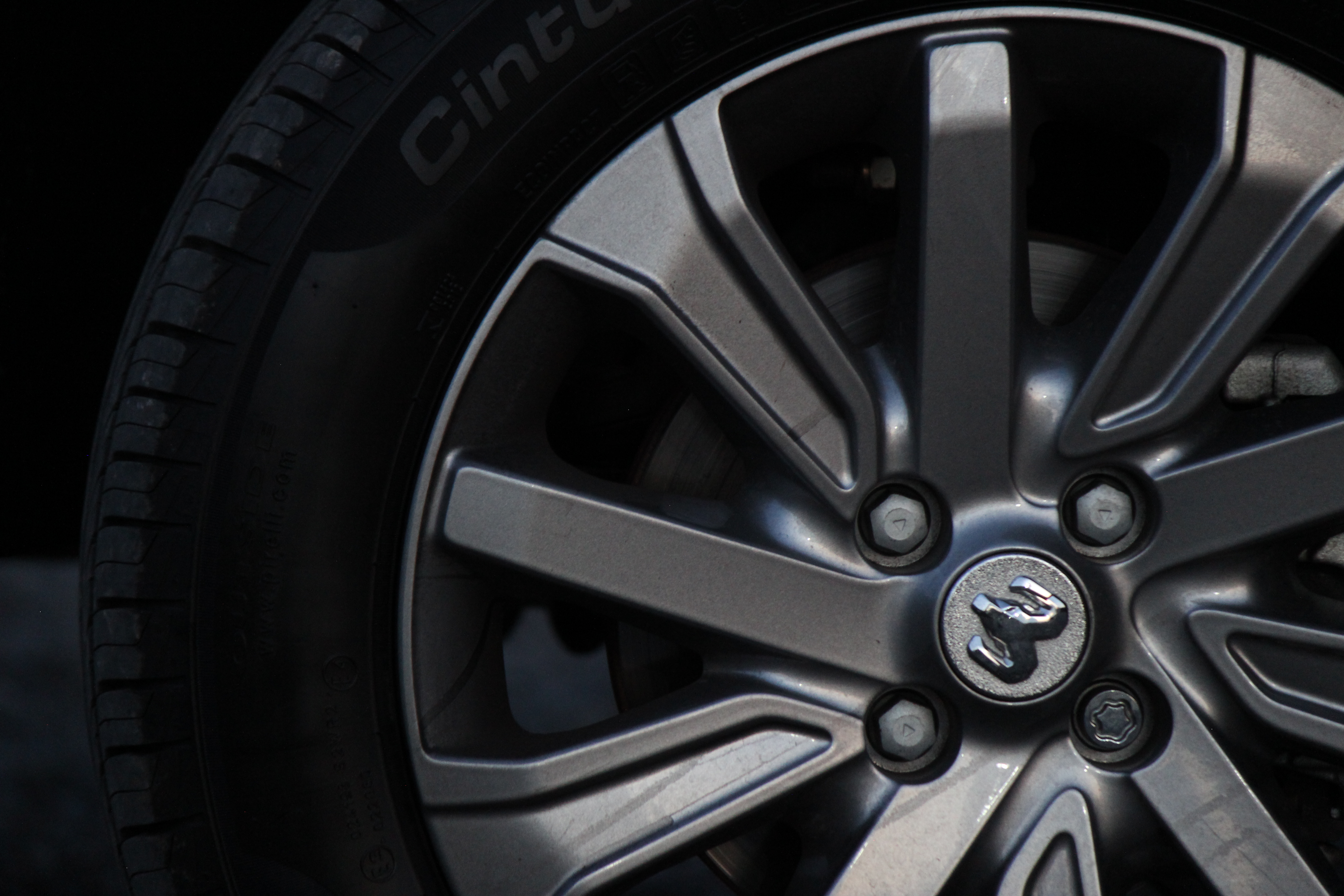 La especificación de las llantas es de 185/60 R15.