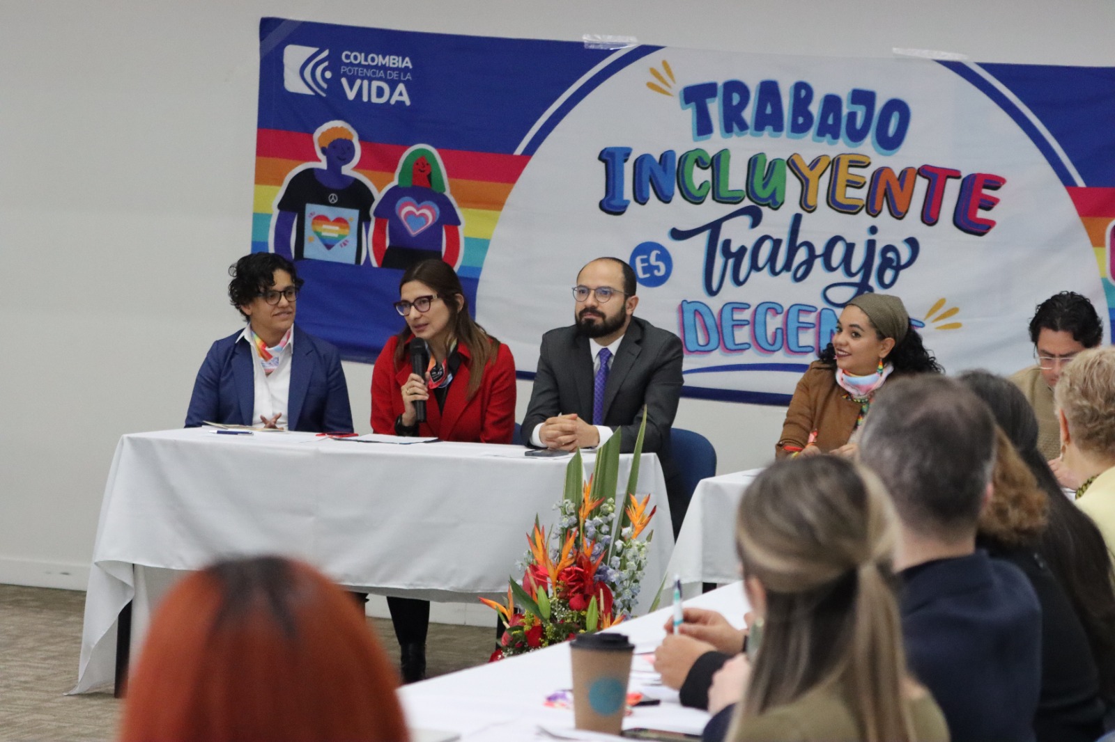 Min Trabajo firma pacto por la inclusión laboral de las personas LGBTIQ+