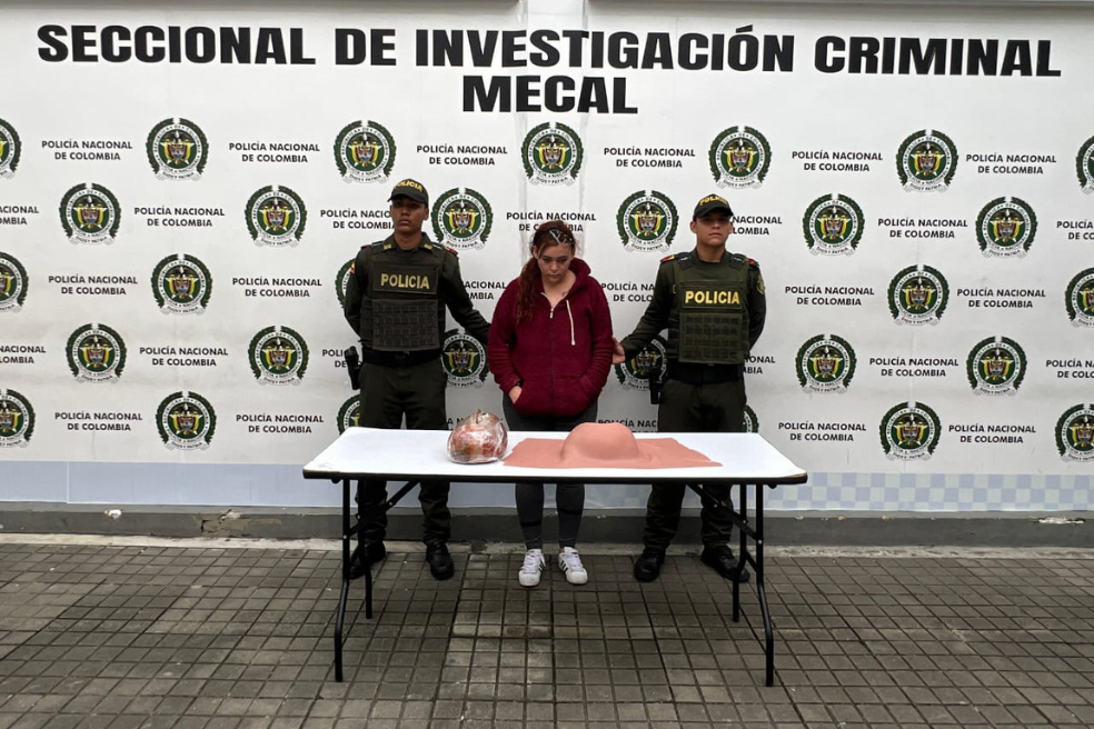 Mujer fingía estar embarazada y llevaba 5.600 gramos de cocaína en vientre falso