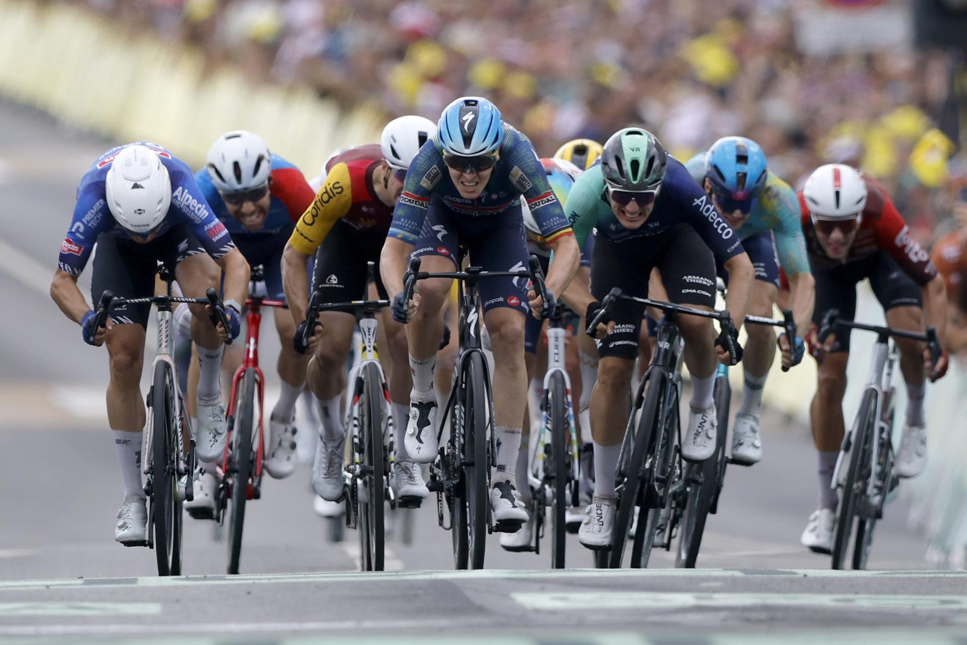 CHALON-sUR-SAONE (France), 16/07/2026.- Belgian cyclist Tim Merlier (C) of Soudal Quick-Step in action to cross the finish line and win Stage 12 of the Tour de France, a 179.1 km route from the Nevers Magny Cours Circuit to Chalon-sur-Saone, France, 16 July 2026. (Ciclismo, Francia) EFE/EPA/GUILLAUME HORCAJUELO
