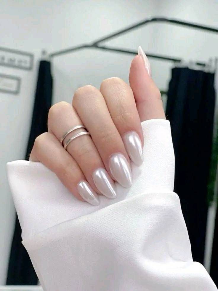 Uñas blancas con efecto perlado