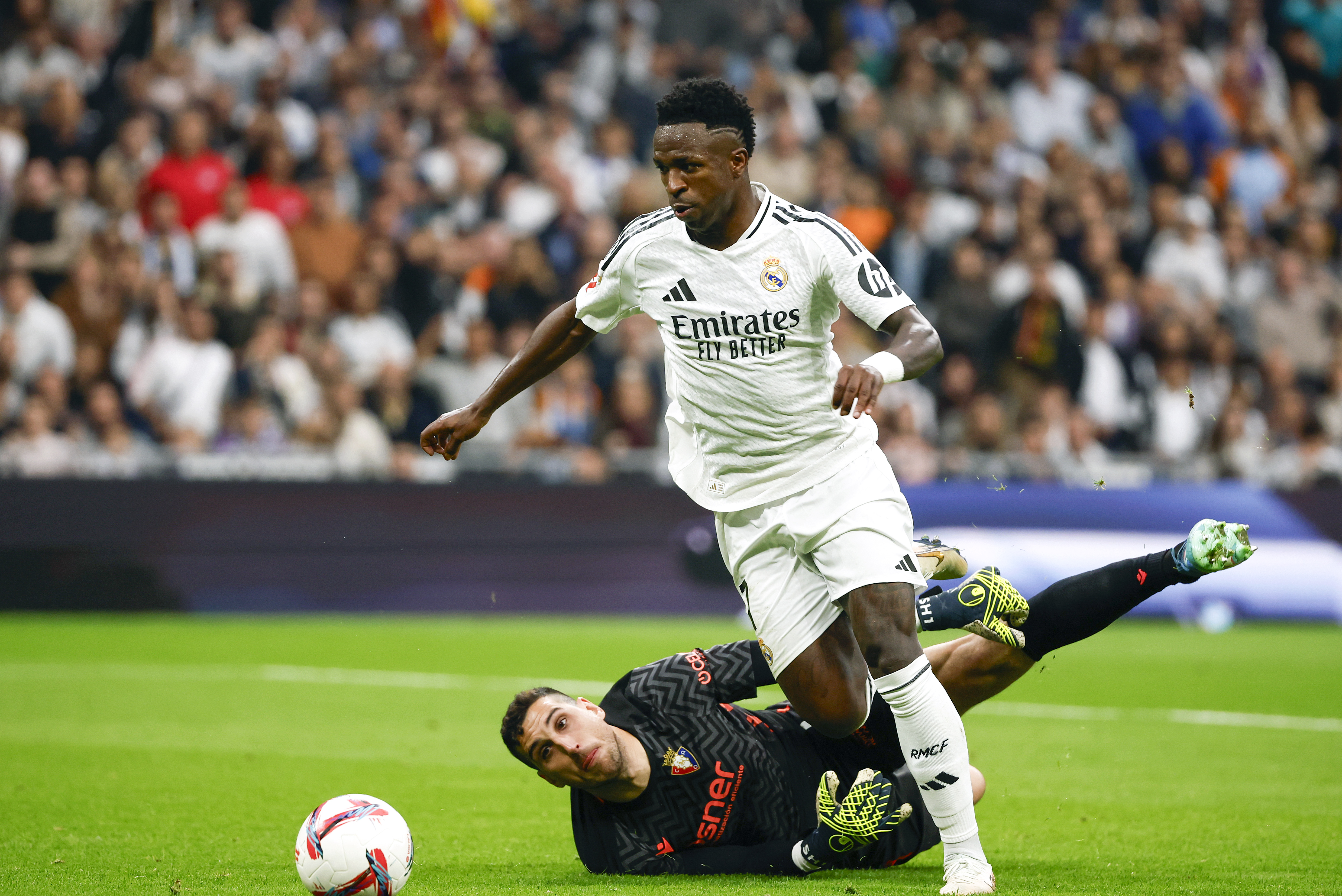 MADRID, 09/11/2024.- El delantero brasileño del Real Madrid Vinicius Junior se dispone a conseguir uno de sus goles durante el partido de la jornada 13 de LaLiga entre Real Madrid y Osasuna, este sábado en el estadio Santiago Bernabéu en Madrid.-EFE/ Daniel González