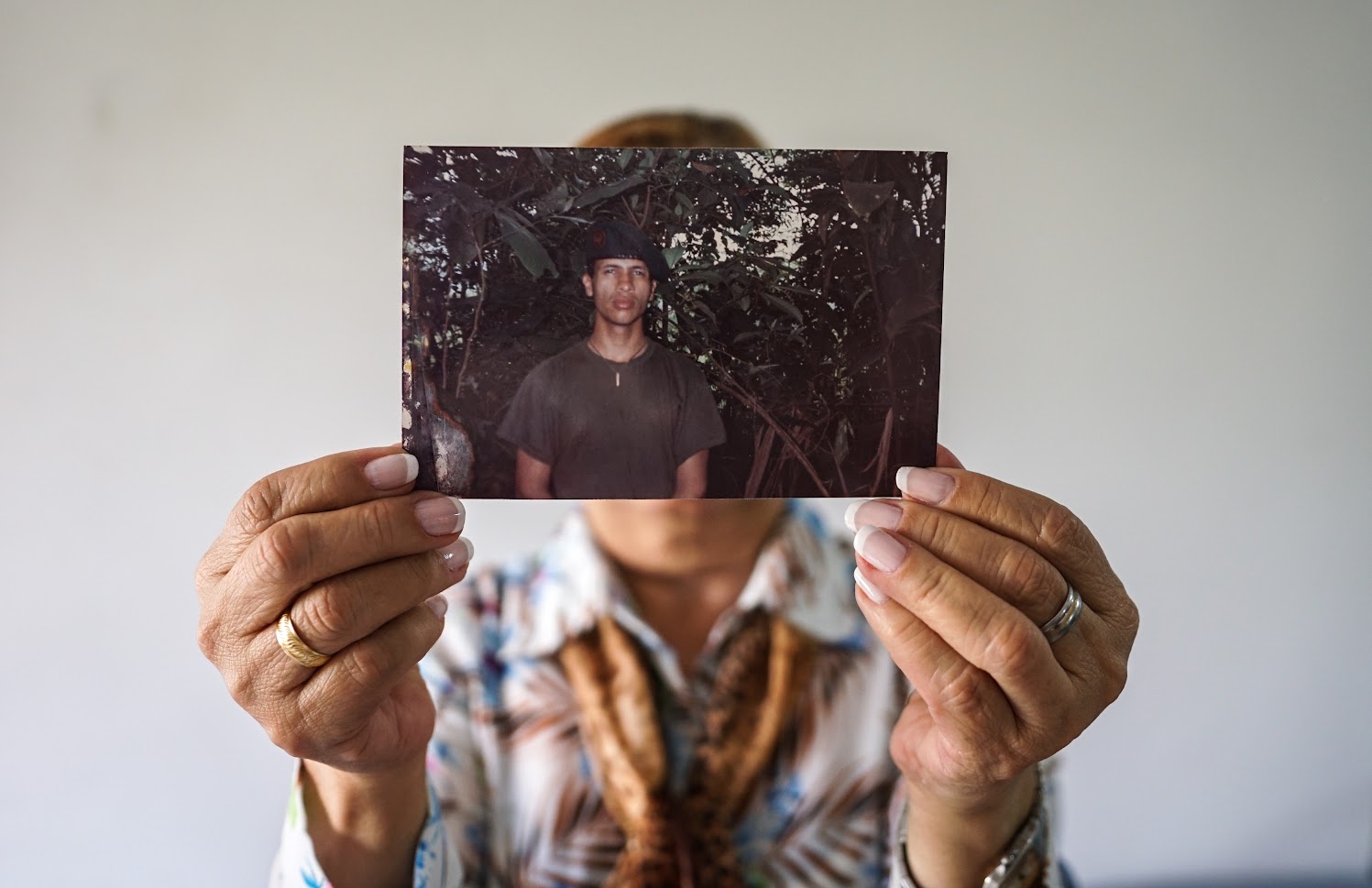 María Helena Toro, madre de Óscar Tabares, enseña fotografía de la víctima de desaparición forzada.