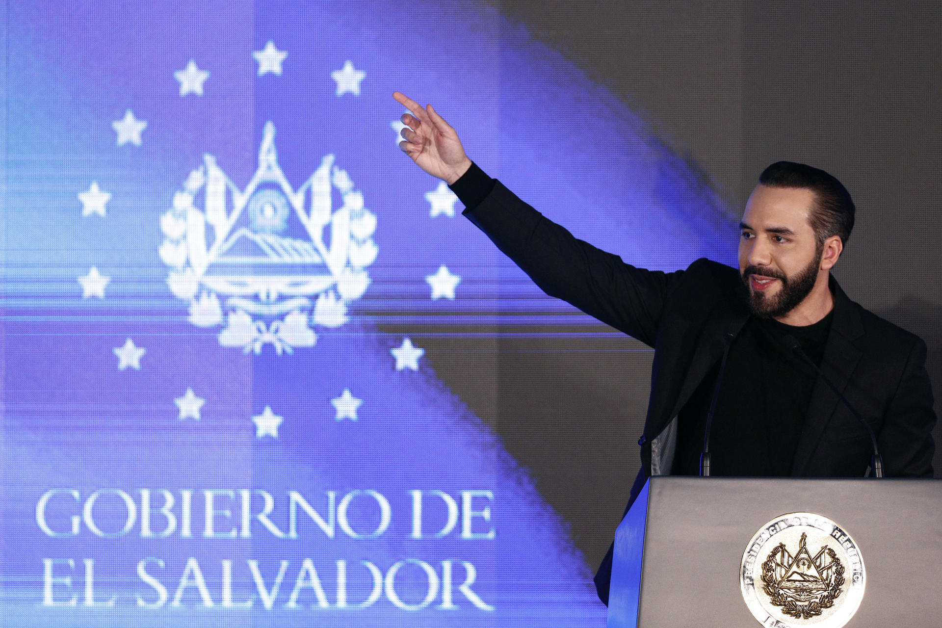 Bukele defiende la reelección y dice que la rechazarían así fuera una “monarquía”