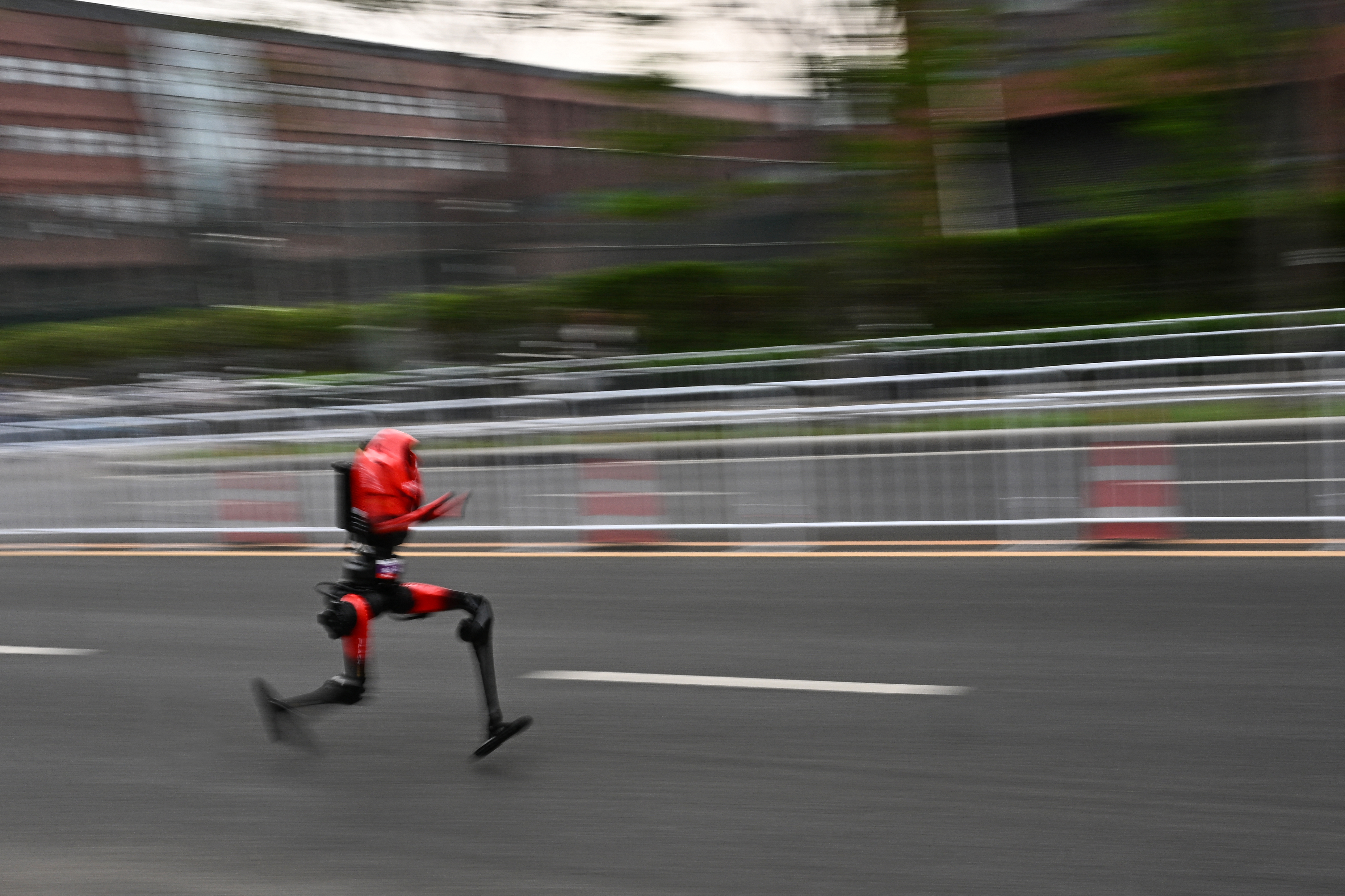 Ese tiempo no solo le permitió superar al primer atleta humano que cruzó la meta, sino también dejar atrás el récord mundial masculino de medio maratón, fijado en 57 minutos y 20 segundos por Jacob Kiplimo.