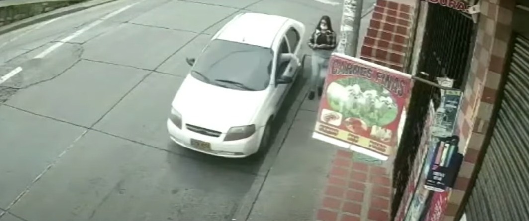 Después de que la víctima pidiera ayuda en un establecimiento comercial, el conductor del vehículo huyó.
