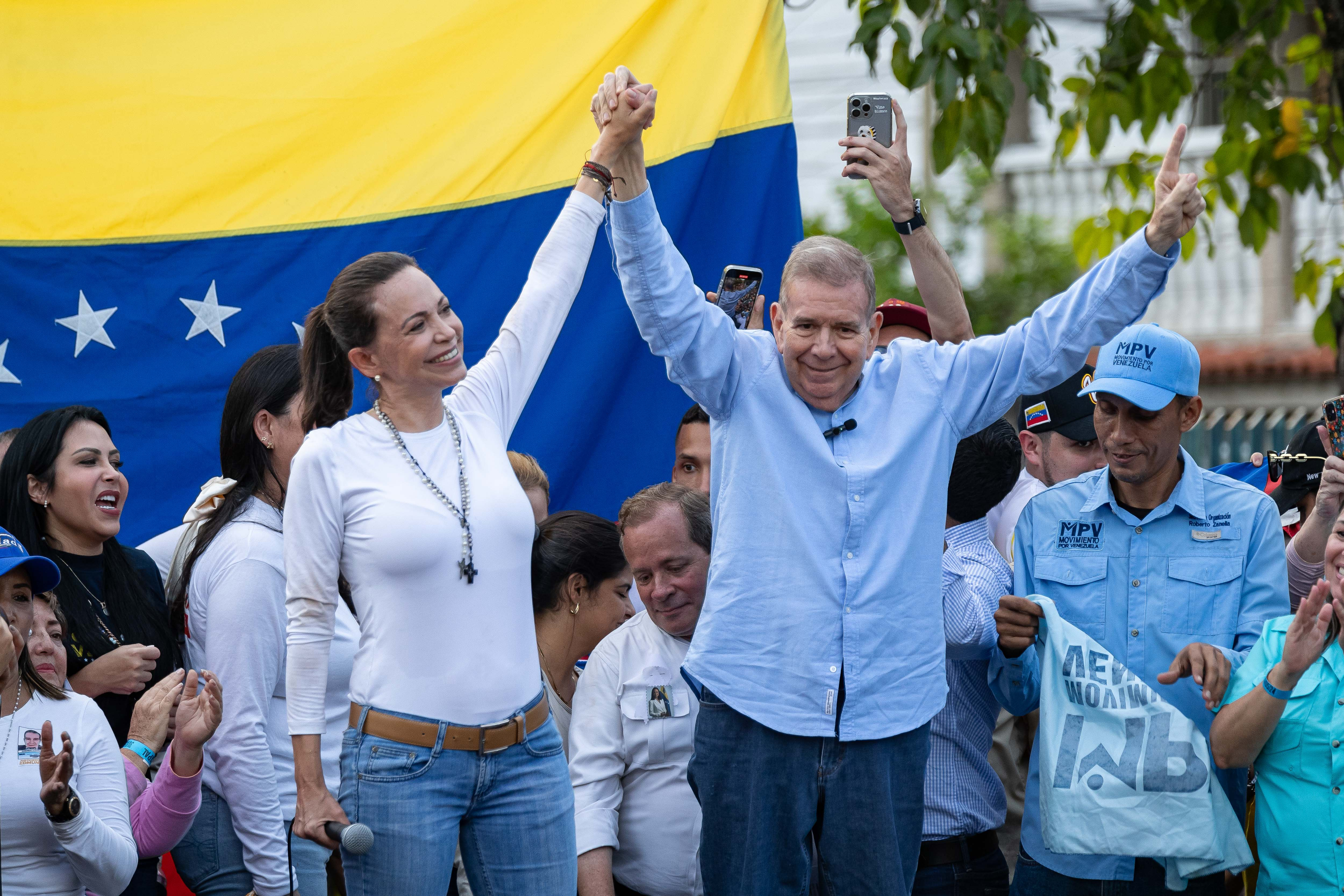 AME623. GUATIRE (VENEZUELA), 31/05/2024.- El candidato presidencial de la Plataforma Unitaria Democrática (PUD), Edmundo González Urrutia (d), habla acompañado de la líder opositora María Corina Machado, durante un acto de campaña este viernes en Guatire (Venezuela). El candidato presidencial de la principal coalición opositora de Venezuela, Edmundo González Urrutia, pidió este viernes lograr una "gran observación ciudadana" para supervisar el proceso de votación del próximo 28 de julio. EFE/ Ronald Peña R