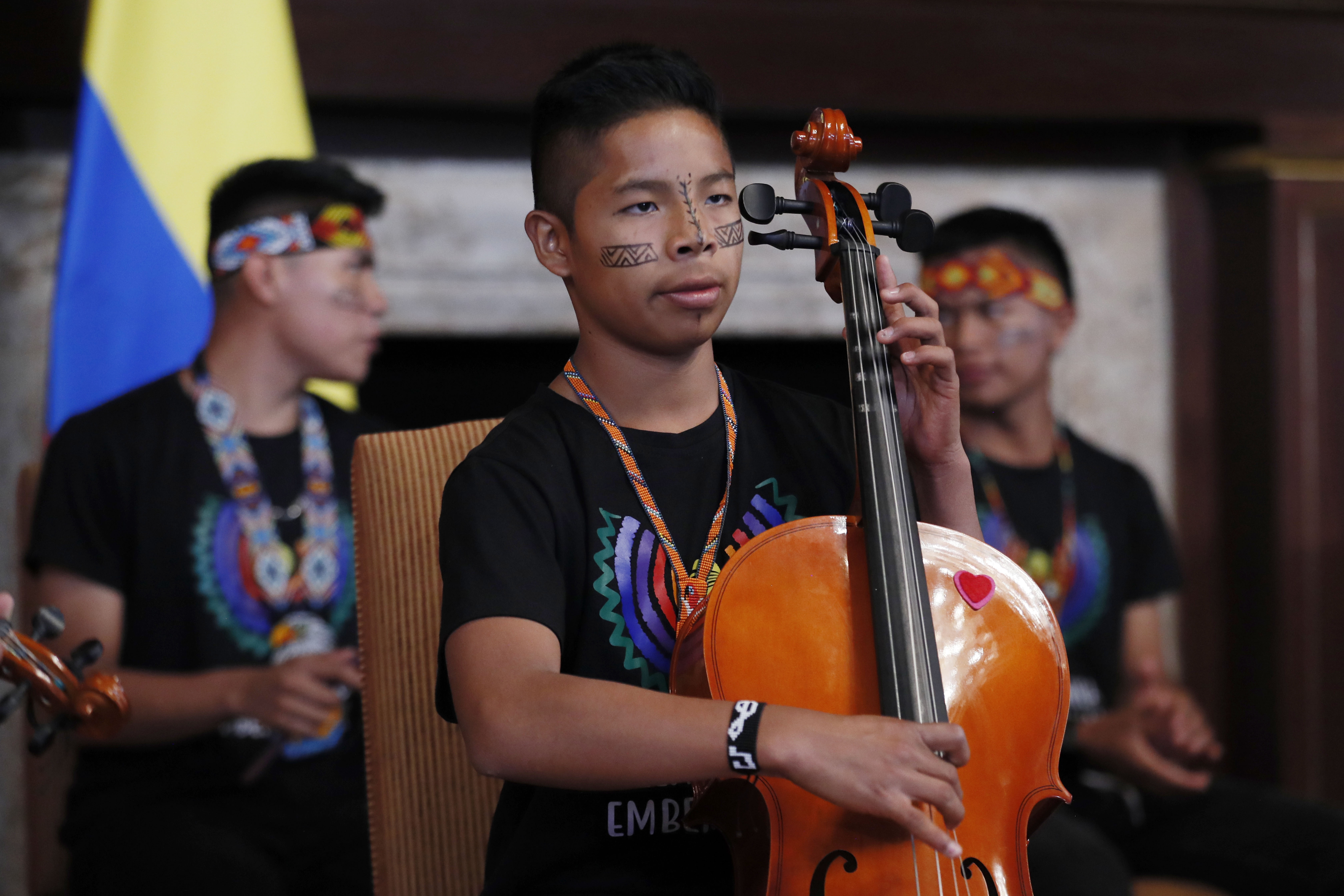 -FOTODELDÍA- AME4518. BOGOTÁ (COLOMBIA), 18/11/2022.- Músicos de la Orquesta Filarmónica Emberá Chami presentan 'Un canto por la armonía', hoy, en el Ministerio de Relaciones Exteriores, en Bogotá (Colombia). Cada semana en el Resguardo Indígena Marcelino Tascón que se esconde en el municipio colombiano de Valparaíso, cerca de cuarenta niños indígenas emberá chami hacen vibrar su terruño entre notas musicales que se desprenden de sus quenas (flauta de madera), violines, saxofones y clarinetes. EFE/ Carlos Ortega