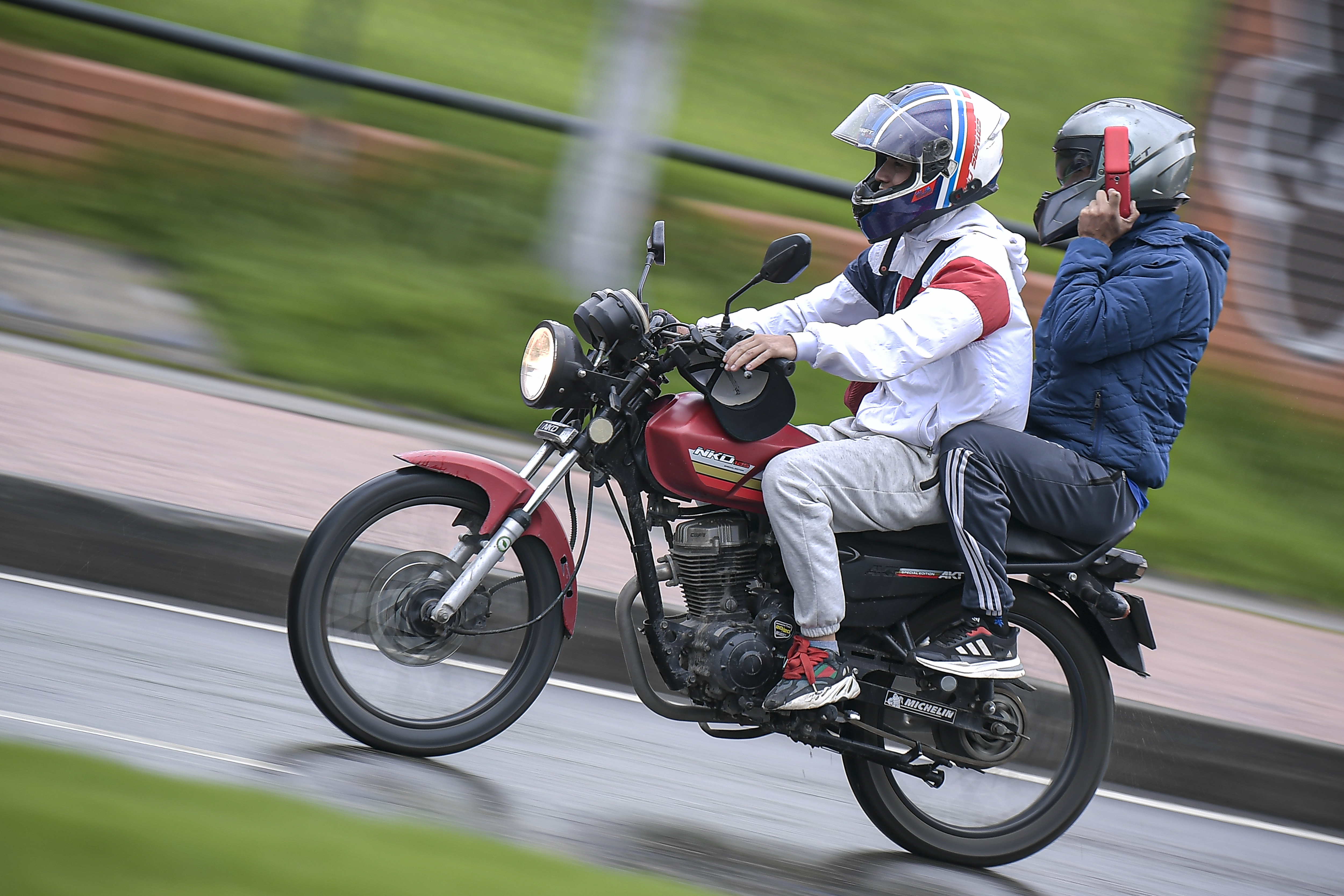 Estos son los accesorios y modificaciones para motos que están prohibidos en Colombia