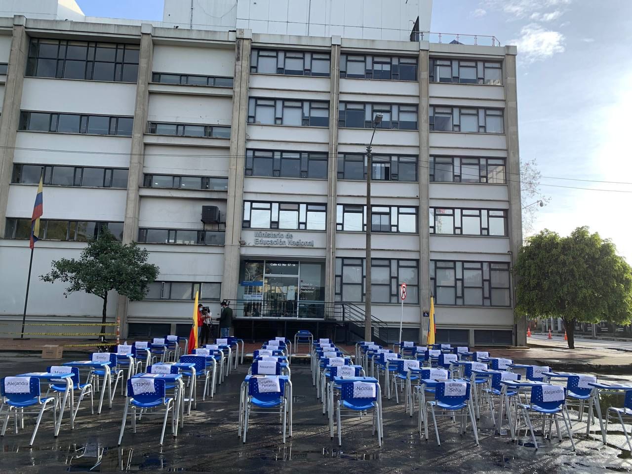 Con 50 pupitres vacíos piden en Bogotá presencialidad total en colegios del país