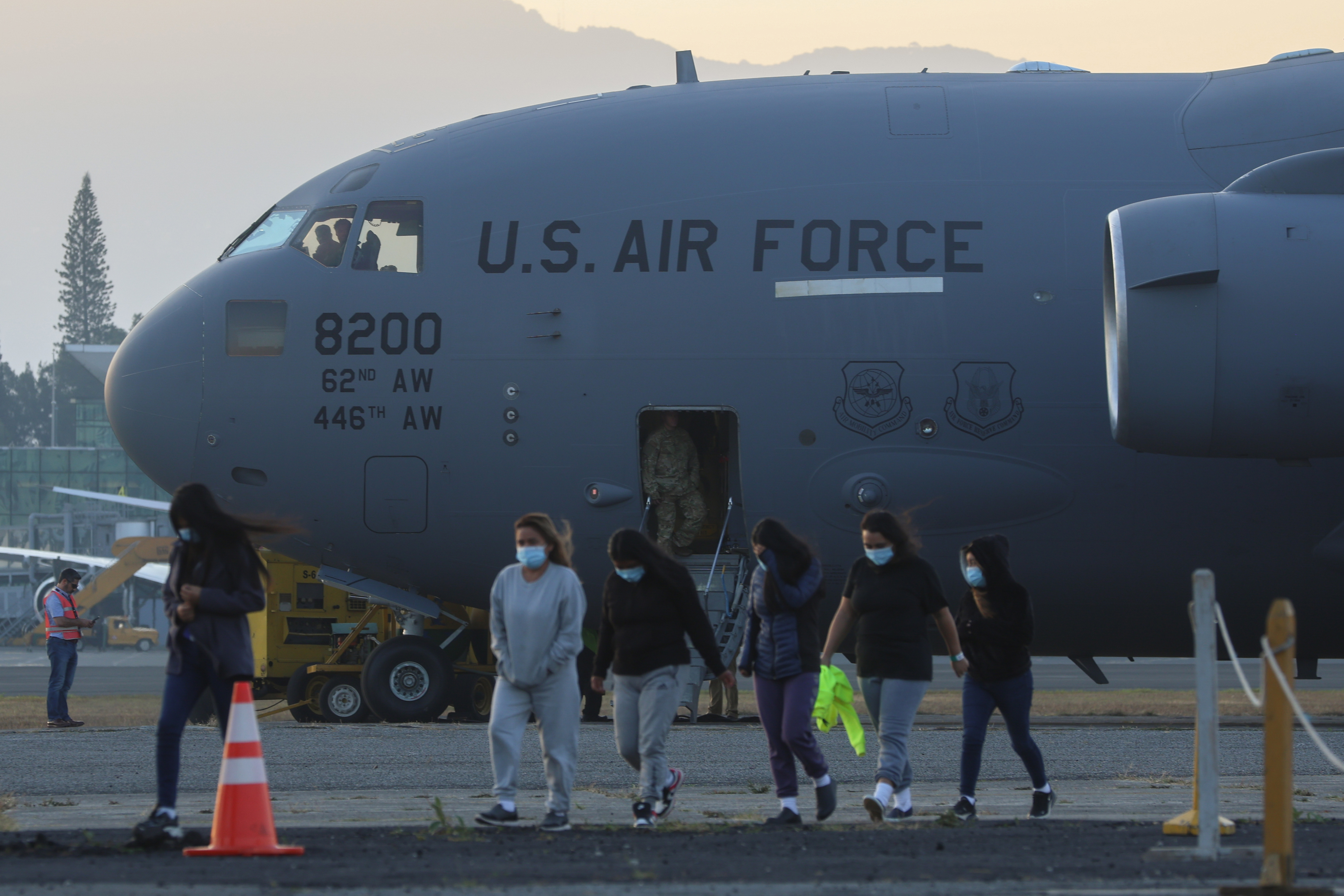 AME5345. BOGOTÁ (COLOMBIA), 05/04/2025.- Fotografía de archivo del 30 de enero de 2025 de un avión de la Fuerza Aérea de los Estados Unidos en el cual llegaron 80 guatemaltecos deportados a Ciudad de Guatemala (Guatemala). Las deportaciones de migrantes desde Estados Unidos por la implacable política migratoria del presidente Donald Trump será uno de los temas a debate obligados en la próxima cumbre de la Comunidad de Estados Latinoamericanos y Caribeños (Celac), con muchos de sus 33 miembros afectados por la expulsión de sus nacionales o la necesidad de aceptar vuelos con ciudadanos de otros países. EFE/ Mariano Macz ARCHIVO