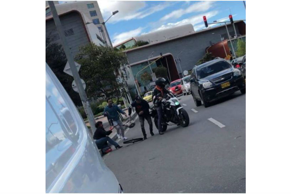 Video: Delincuentes en moto intentaron robar a una mujer frente al Titán Plaza, en Bogotá
