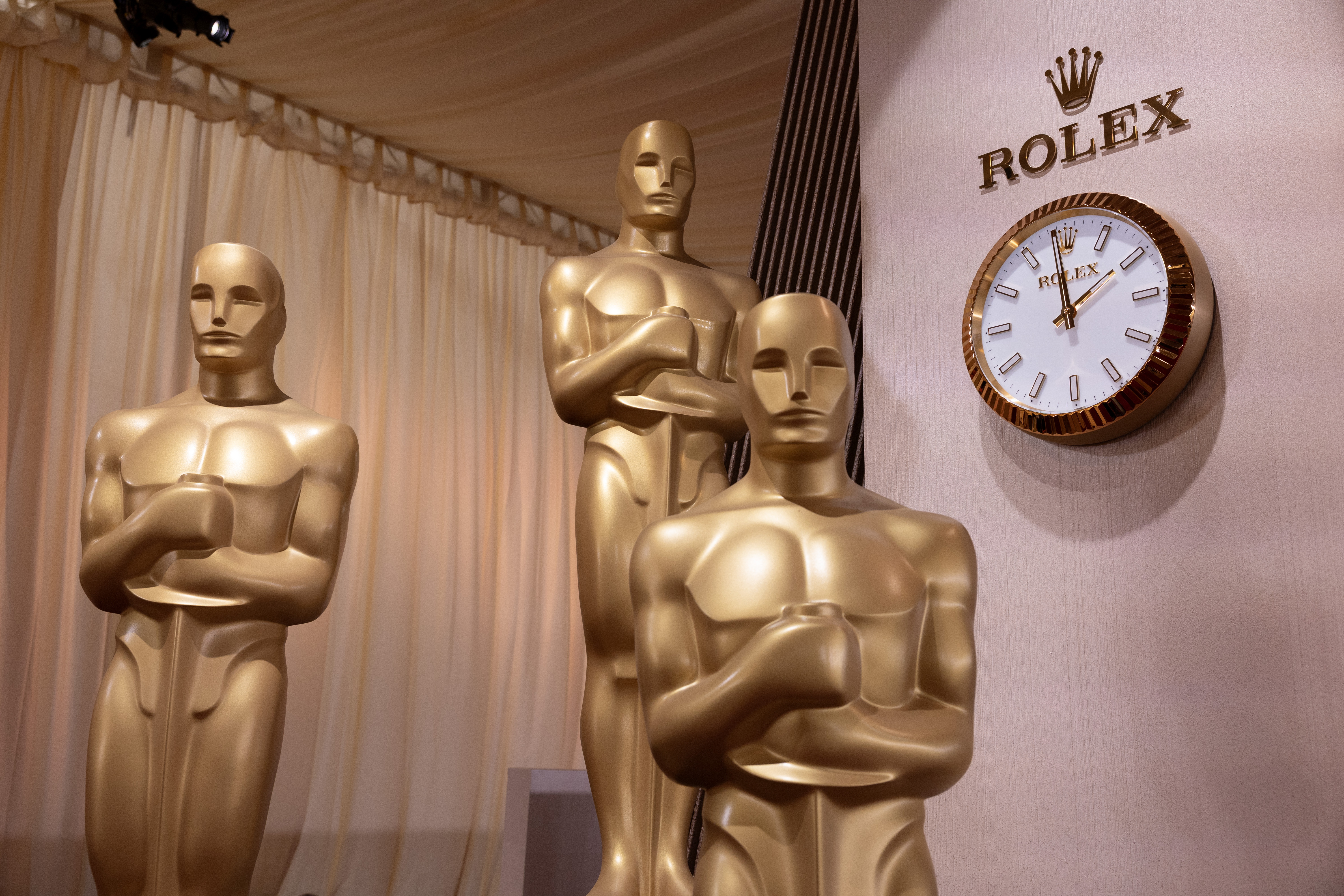 LOS ANGELES (United States), 01/03/2025.- Oscar statues on the red carpet during preparations for the 97th annual Academy Awards ceremony at the Dolby Theatre at Ovation Hollywood in Los Angeles, California, USA, 01 March 2025. The Oscars will be presented for the outstanding individual or collective efforts in filmmaking on 02 March 2025. EFE/EPA/JOHN G. MABANGLO