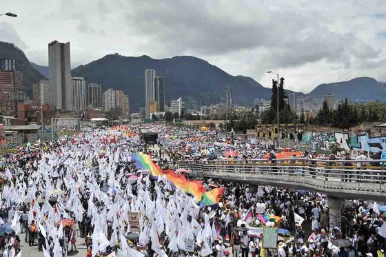 Miles de ciudadanos asistieron a la Marcha por la Paz y las víctimas. Cumplieron la cita en la Calle 26 y caminaron hasta el Parque Simón Bolívar. /Luis Ángel