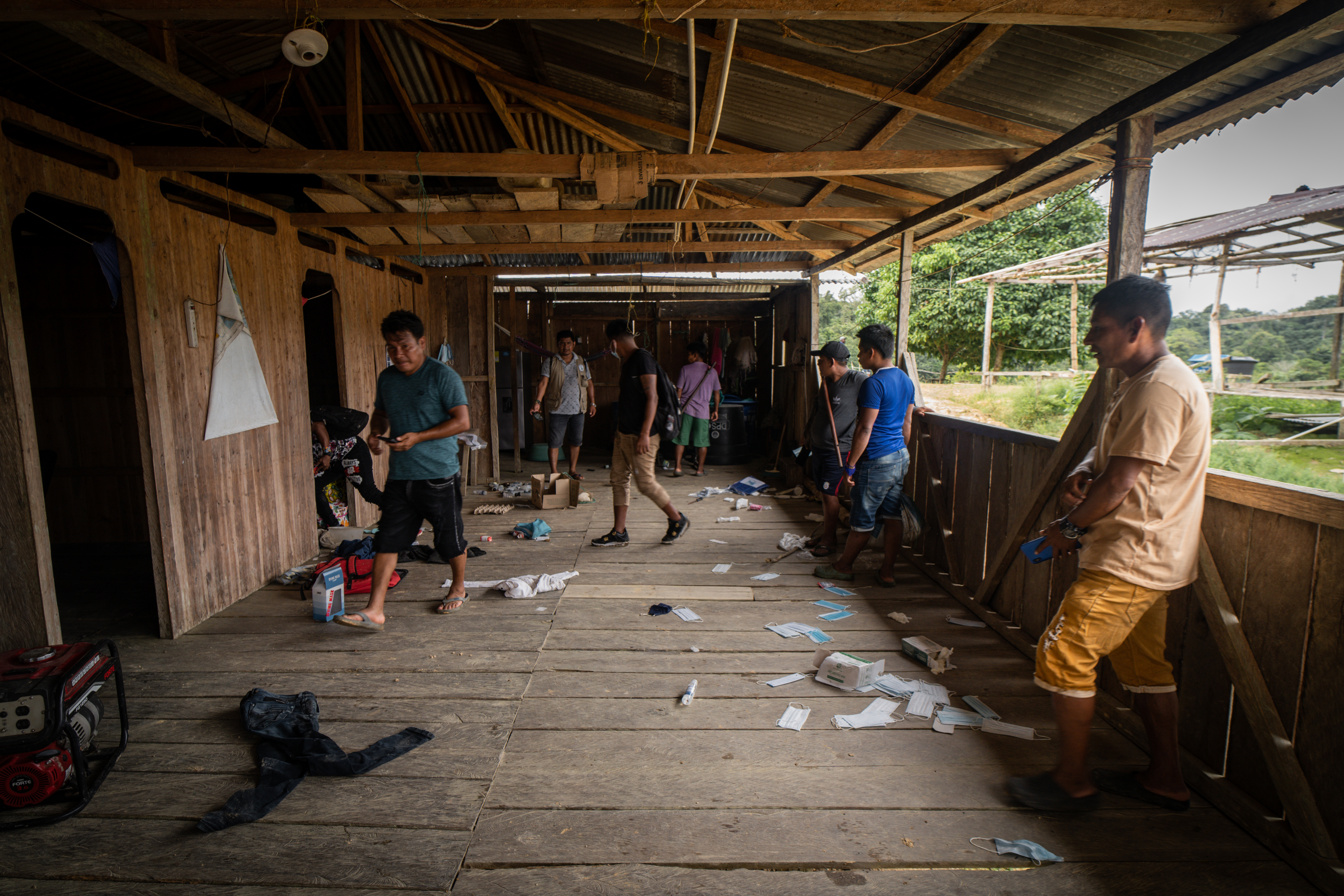 Una comisión de indígenas wounaan inspecciona las casas saqueadas por los paramilitares en Unión Chocó y San Cristóbal. La incursión de las Agc comenzó el 19 de septiembre, lo que obligó a toda la población a desplazarse.