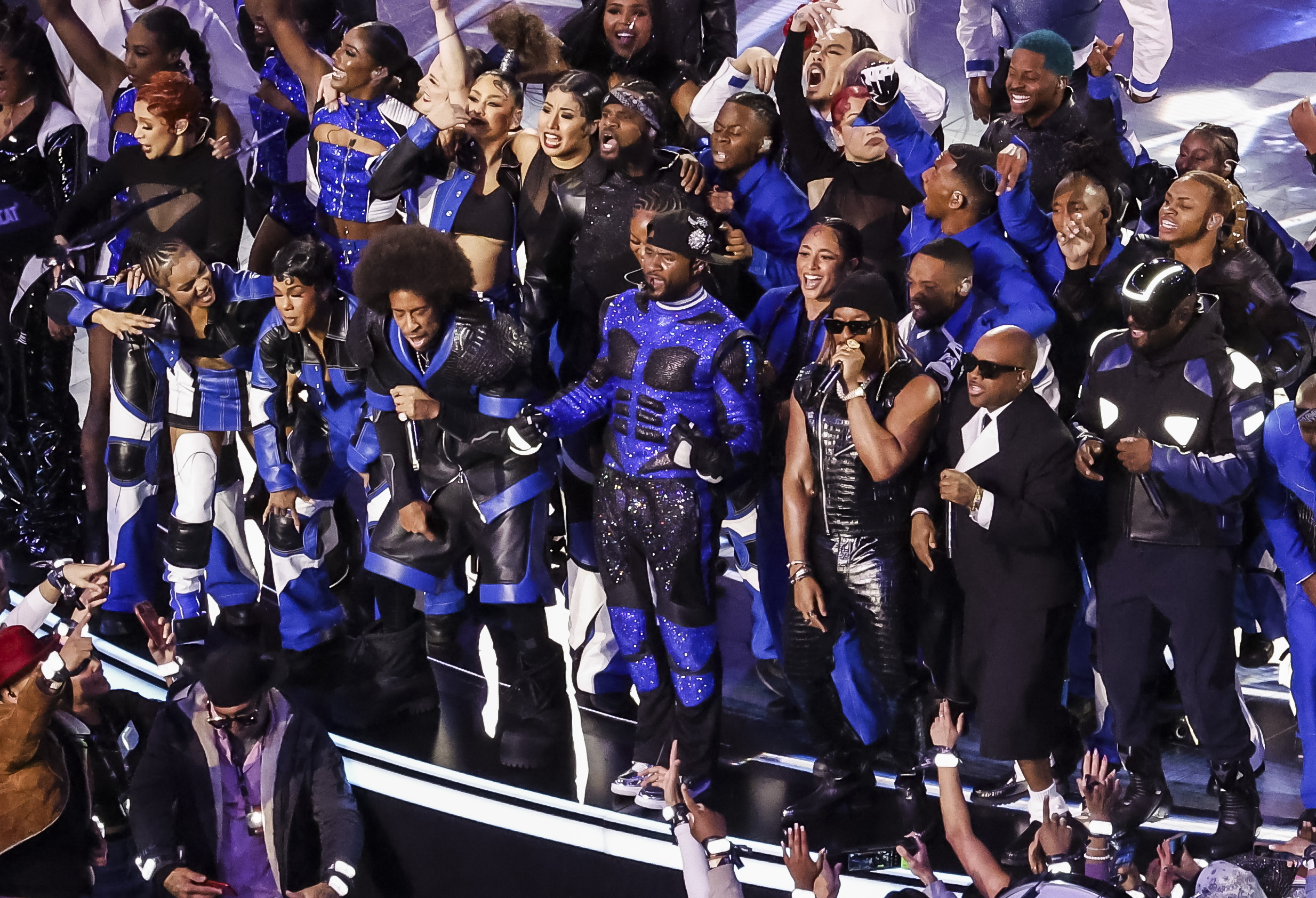 Las Vegas (United States), 11/02/2024.- US singer Usher (C) performs during the halftime show of Super Bowl LVIII between the Kansas City Chiefs and the San Fransisco 49ers at Allegiant Stadium in Las Vegas, Nevada, USA, 11 February 2024. The Super Bowl is the annual championship game of the NFL between the AFC Champion and the NFC Champion and has been held every year since 1967. EFE/EPA/CAROLINE BREHMAN