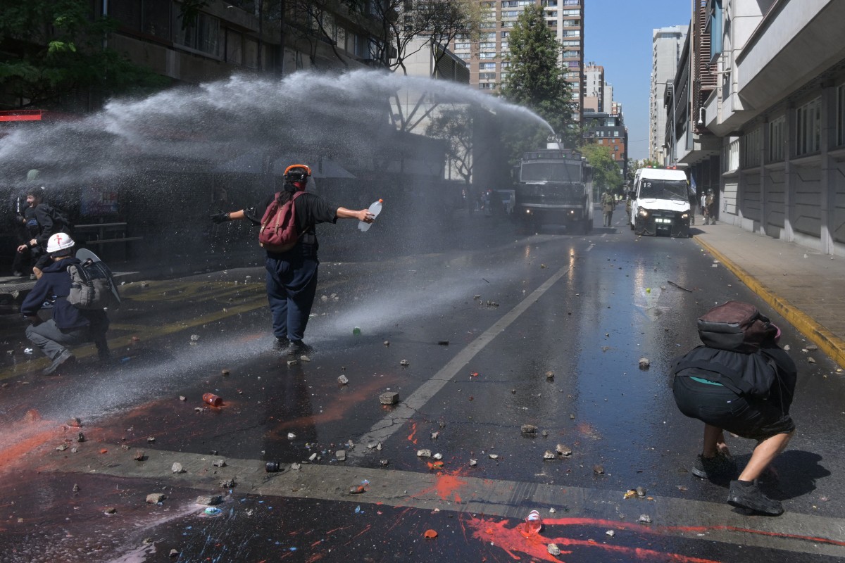 Miles de estudiantes en Chile protestan contra Kast por recortes a la educación