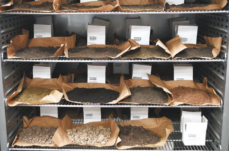 Los diferentes tipos de tierra pasan horas secándose a 38 grados. El objetivo es homogeneizar las muestras. 
