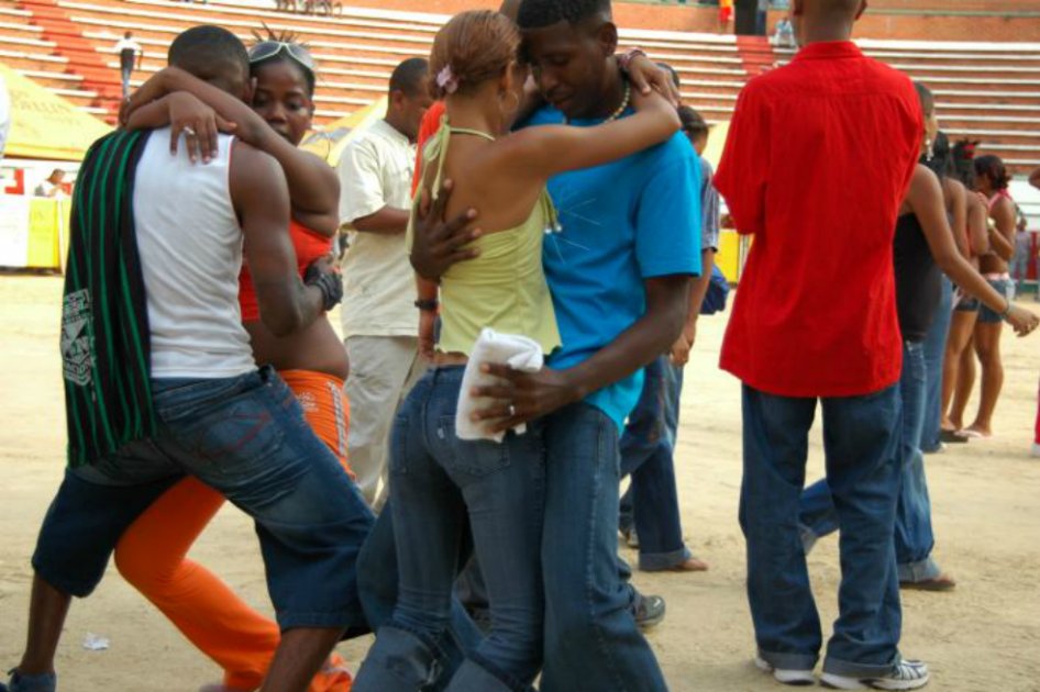 Parejas bailando champeta en la Plaza de Toros de Cartagena. /Archivo El Universal
