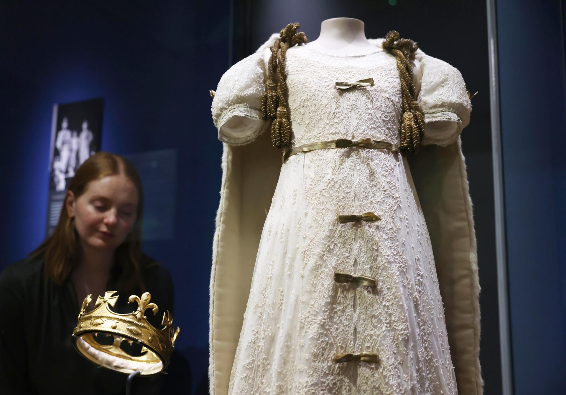En fotos: así es la muestra más completa del vestuario de la reina Isabel II