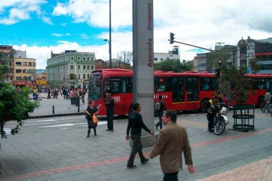 Pasajeros de TransMilenio, víctimas de robo en estación Avenida Jiménez