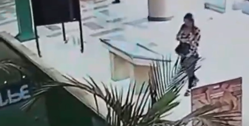 Video: Mujer cayó a fuente de centro comercial en Pereira por chatear al caminar