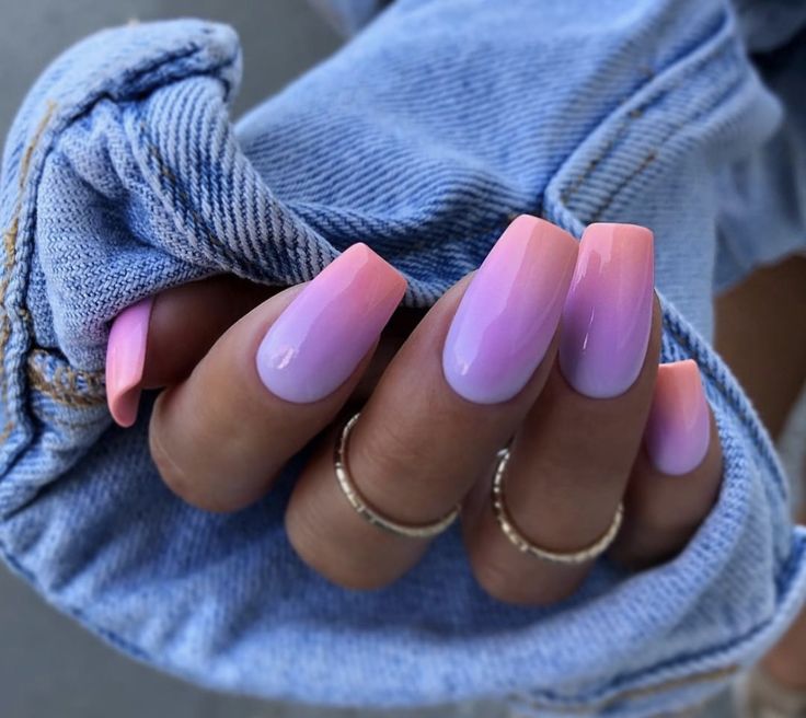 Puedes usar combinaciones clásicas como azul a celeste, rosa a fucsia, o naranja a amarillo.