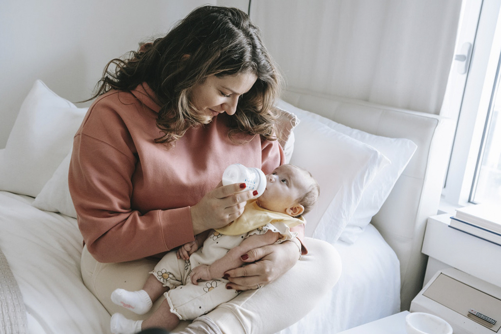 Trucos y consejos para que tu bebé tome biberón sin dificultades