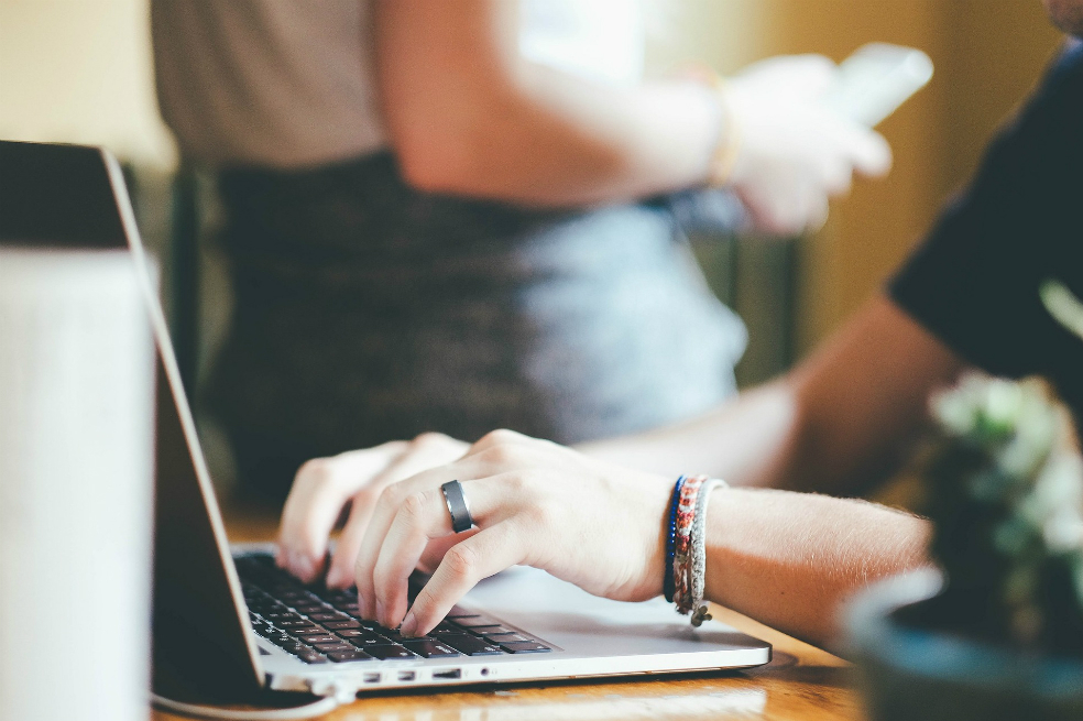 Mujer, capacítese gratis en inteligencia artificial y ciberseguridad