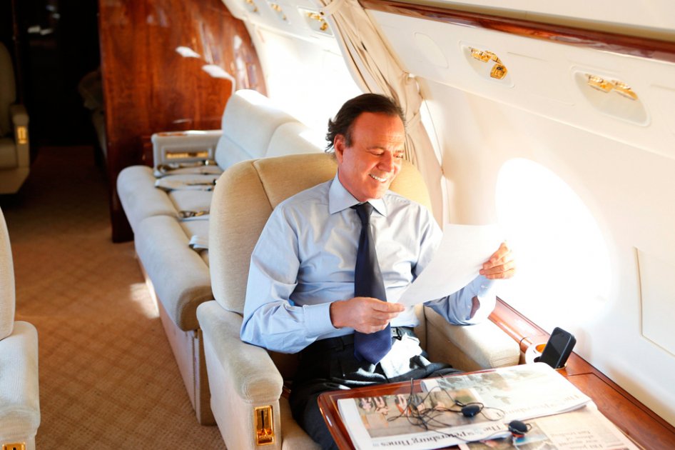 Julio Iglesias prestó su avión a Neymar para que viajara a Barcelona