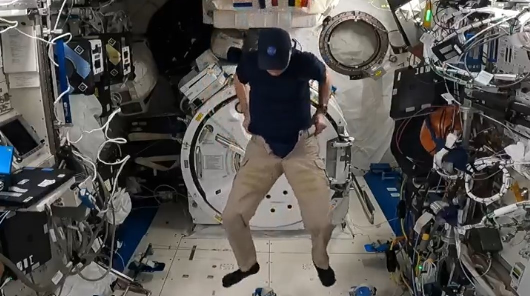 En vídeo: astronauta muestra cómo se pone los pantalones en el espacio