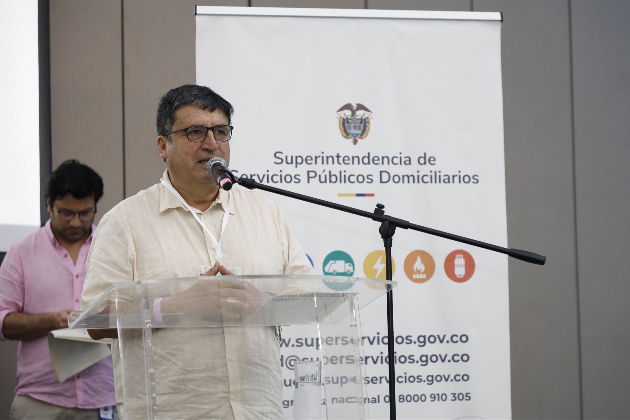 Hugo Guanumen, papá del embajador en Chile, llegaría a subdirección del Minvivienda