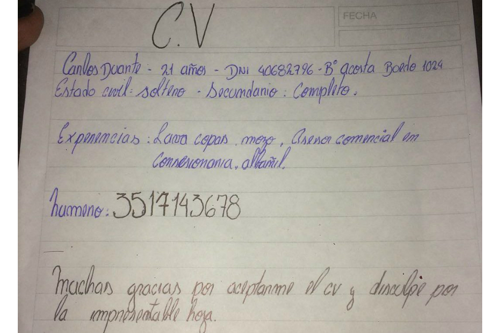 Joven que conmovió con su hoja de vida a mano consiguió trabajo
