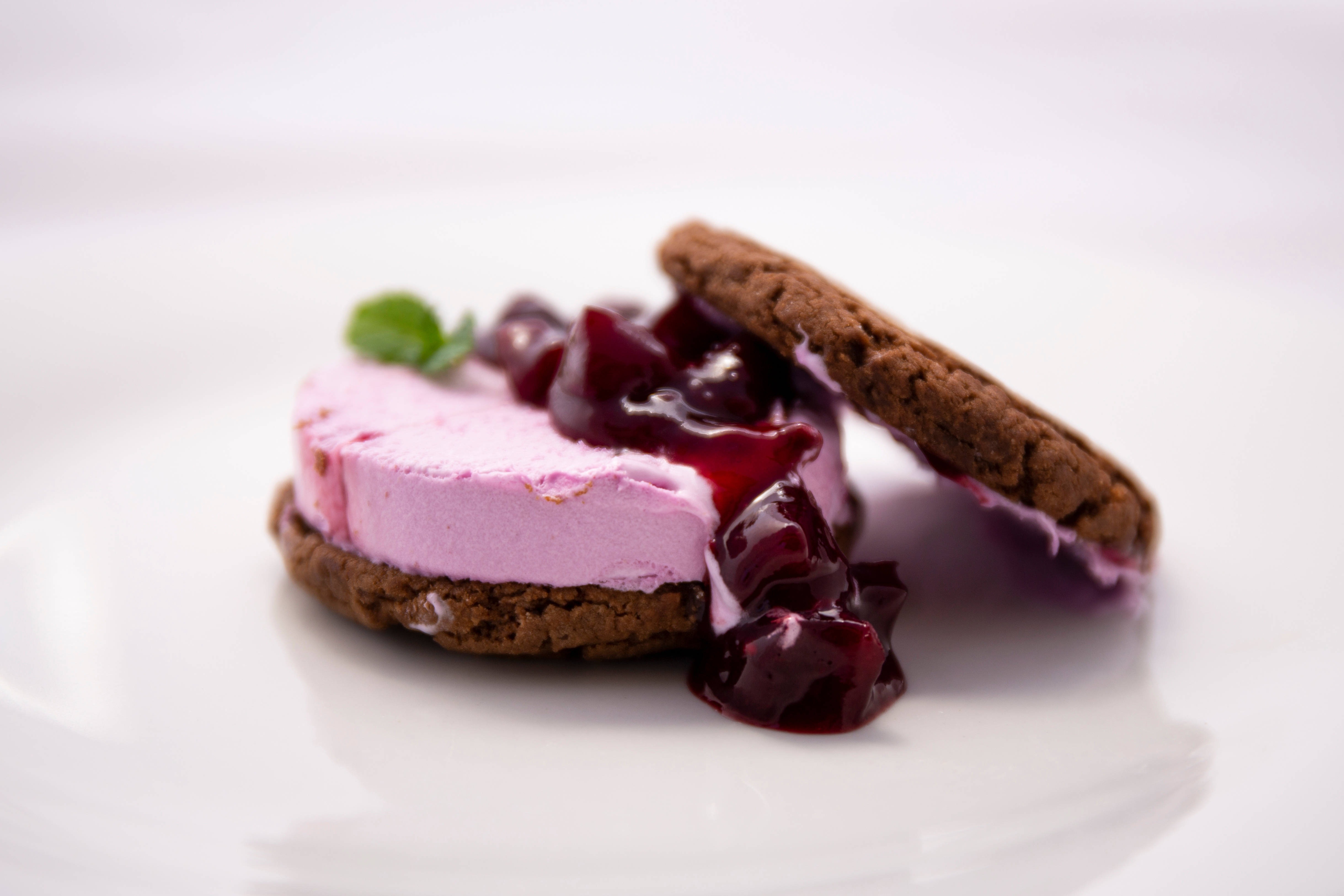 Sándwich helado de frutos rojos