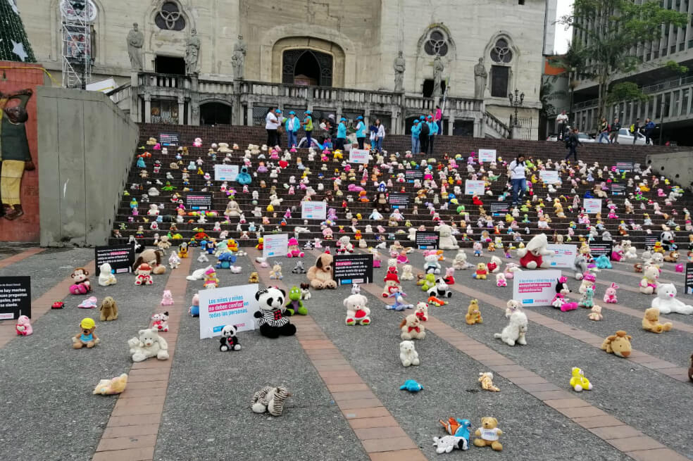Plantón de juguetes en Manizales contra el abuso sexual en menores de edad
